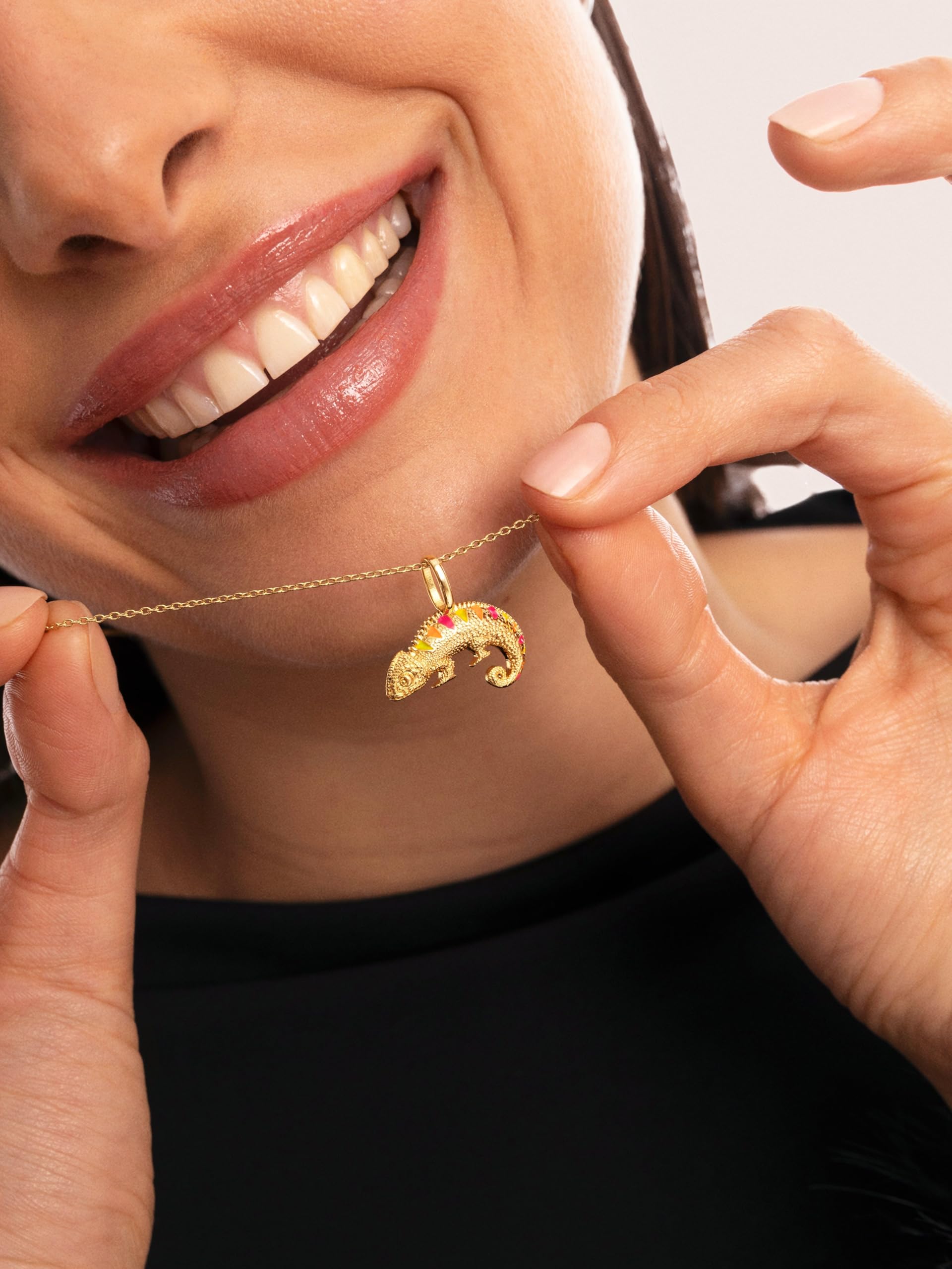 SINGULARU - Charm Camaleonte Enamel Lime. Ottone con Finitura Placcata Oro 18kt. Ciondolo Reversibile con Smalto Colorato e Zirconi. Gioielli da Donna