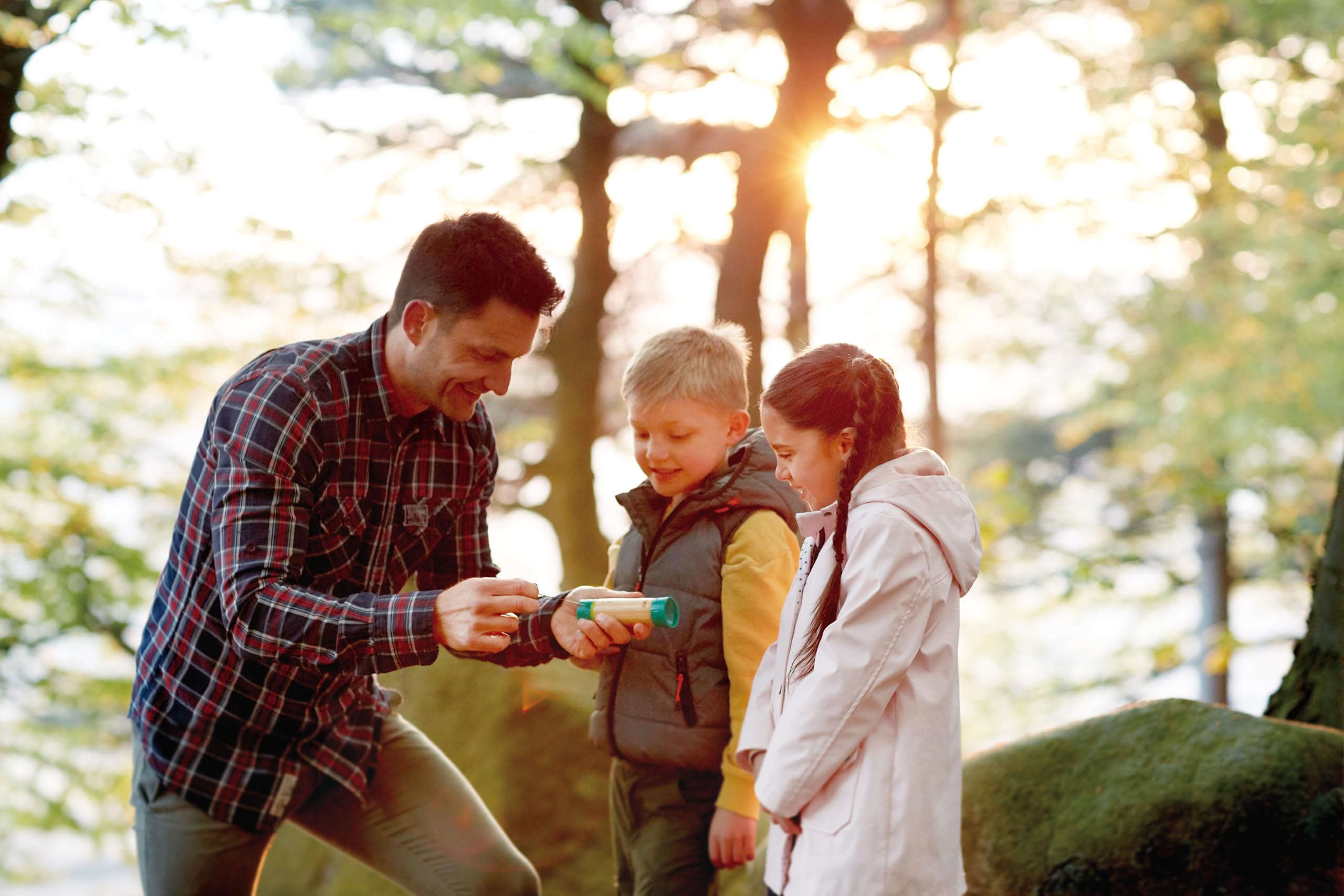 Hape Nature Fun - Torcia alimentata a mano: genera energia pulita tirando l’anello - Pila in bambù e bioplastica 4+ senza batterie