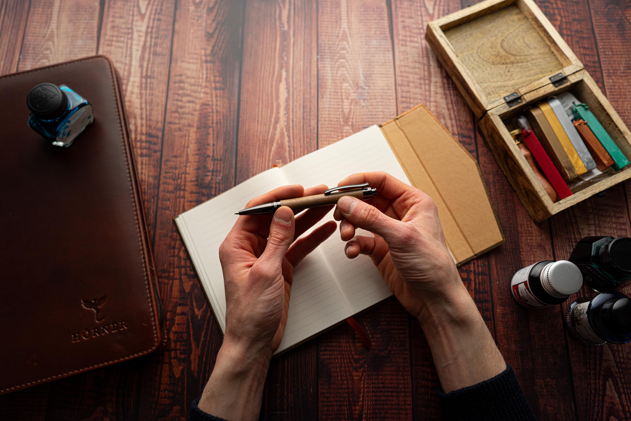 Hörner Boscus Design Kugelschreiber I Walnussholz I Blaue Tinte I Strichstärke M 1 mm I Druckkugelschreiber I Hochwertiges Etui mit Holzkugelschreiber I Stift für Männer und Frauen