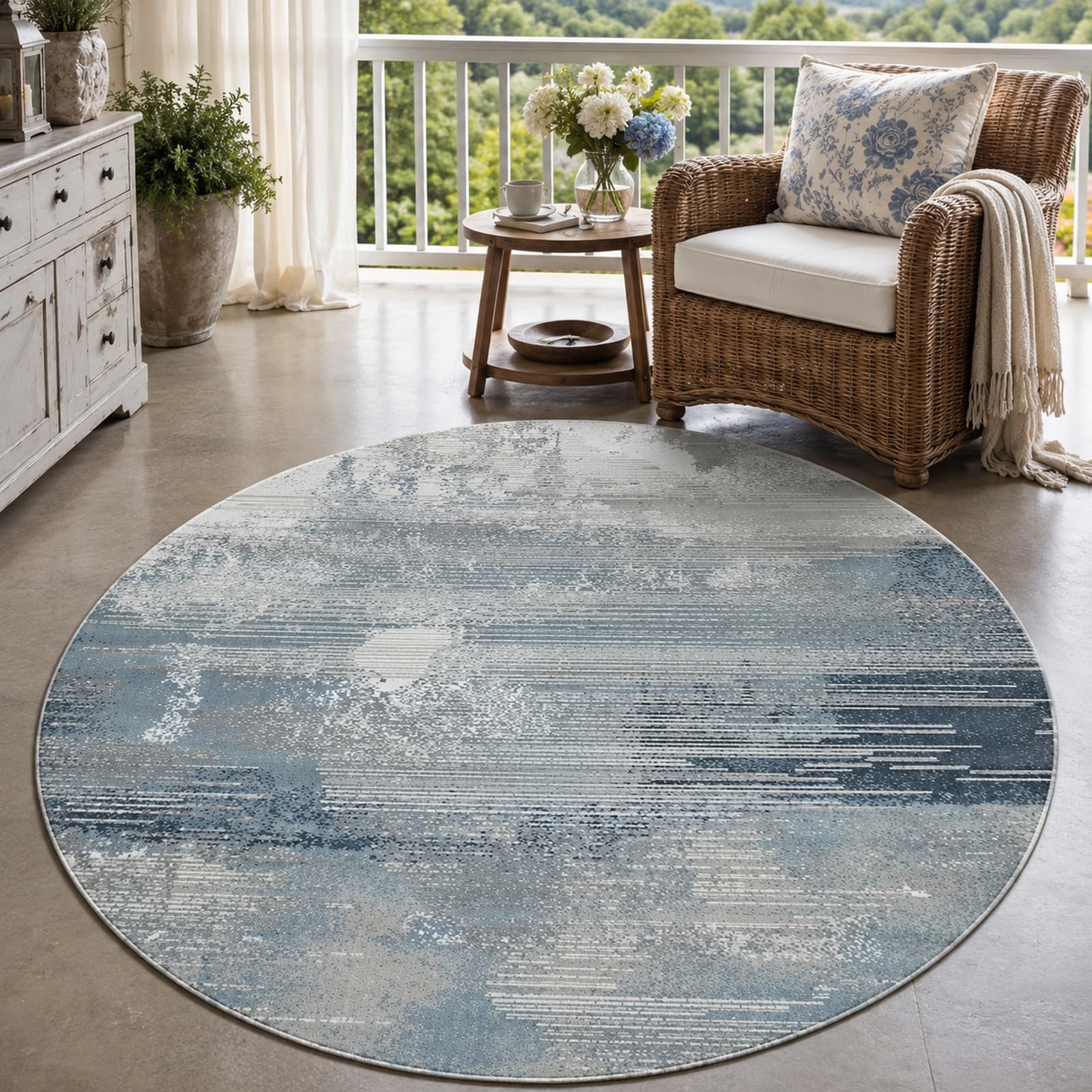 Tapis rond moderne bleu pour illuminer un salon sombre et un canapé d'appartement