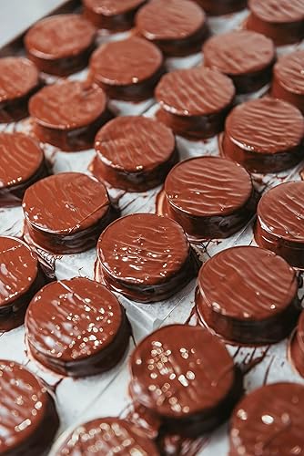 Miniatura 4 de CAJA de ALFAJORES La Goulue con dulce de leche cubierto de chocolate negro. Regalo. Maridaje. Postre Alfajores Argentinos (Caja de 6 Alfajores)