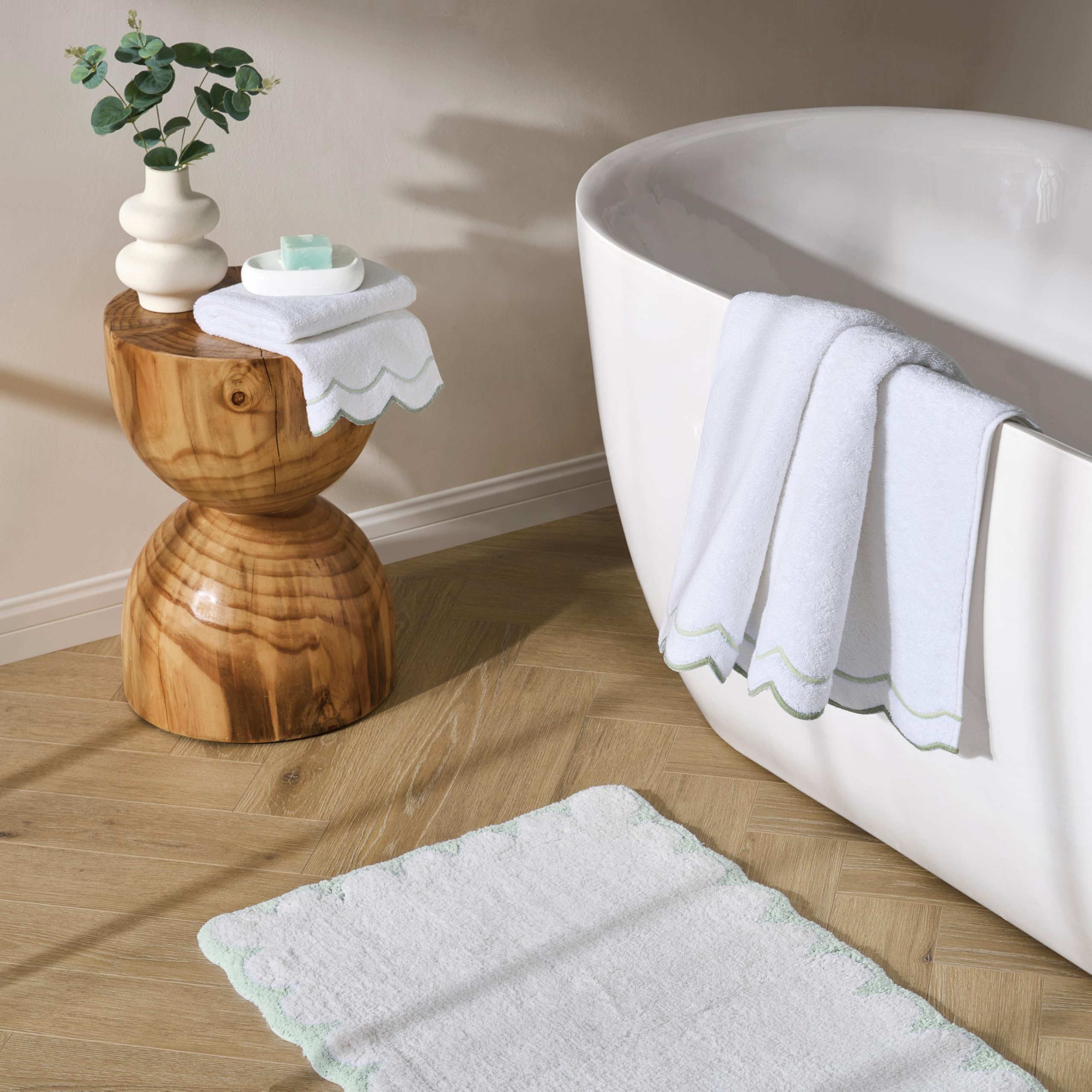 Peri Home Alfombra de baño 100% algodón, Bordada, Suave y Absorbente, capitoné, 20 x 30 Pulgadas, Color Blanco con Vieira Salvia
