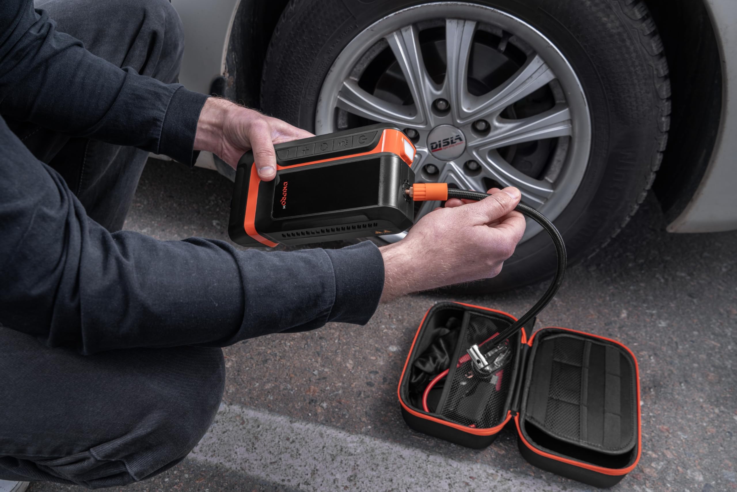 DNIPRO-M Starthilfe mit Luftkompressor JS-16C – 12V Jump Starter mit 2000A Spitzenstrom und 16.000 mAh – Tragbarer Reifenfüller bis 150 PSI, Luftkompressor, USB-C Powerbank und LED-Taschenlampe