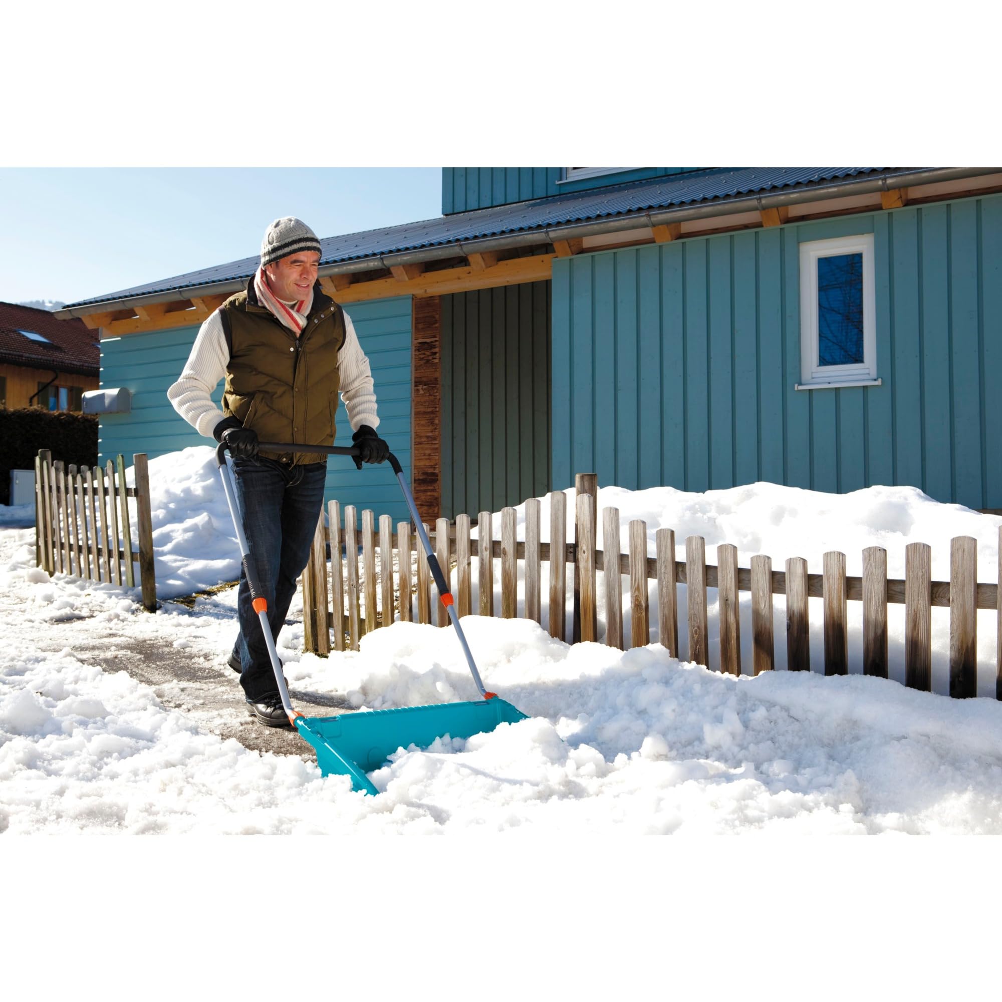 Gardena Schneewanne: Breiter Schneeschieber mit 3-stufigem Teleskopgestänge, Arbeitsbreite 70 cm, verstärkte Trittkante, zusätzliche Griffe für einfaches Abkippen (3260-30)