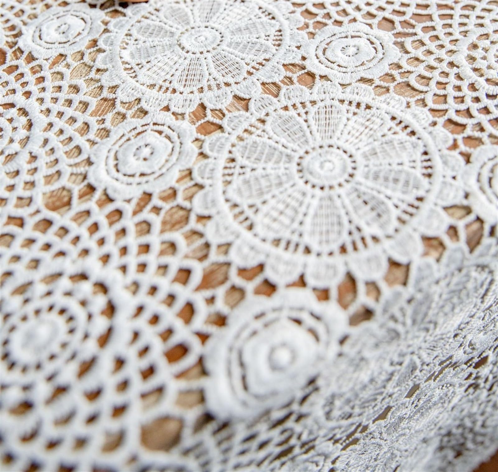 Koronkowy obrus vintage kwiatowy szydełkowany wzór romantyczny prostokątny pokrowiec shabby chic styl elegancka nakładka na specjalne okazje (130 x 130 cm)