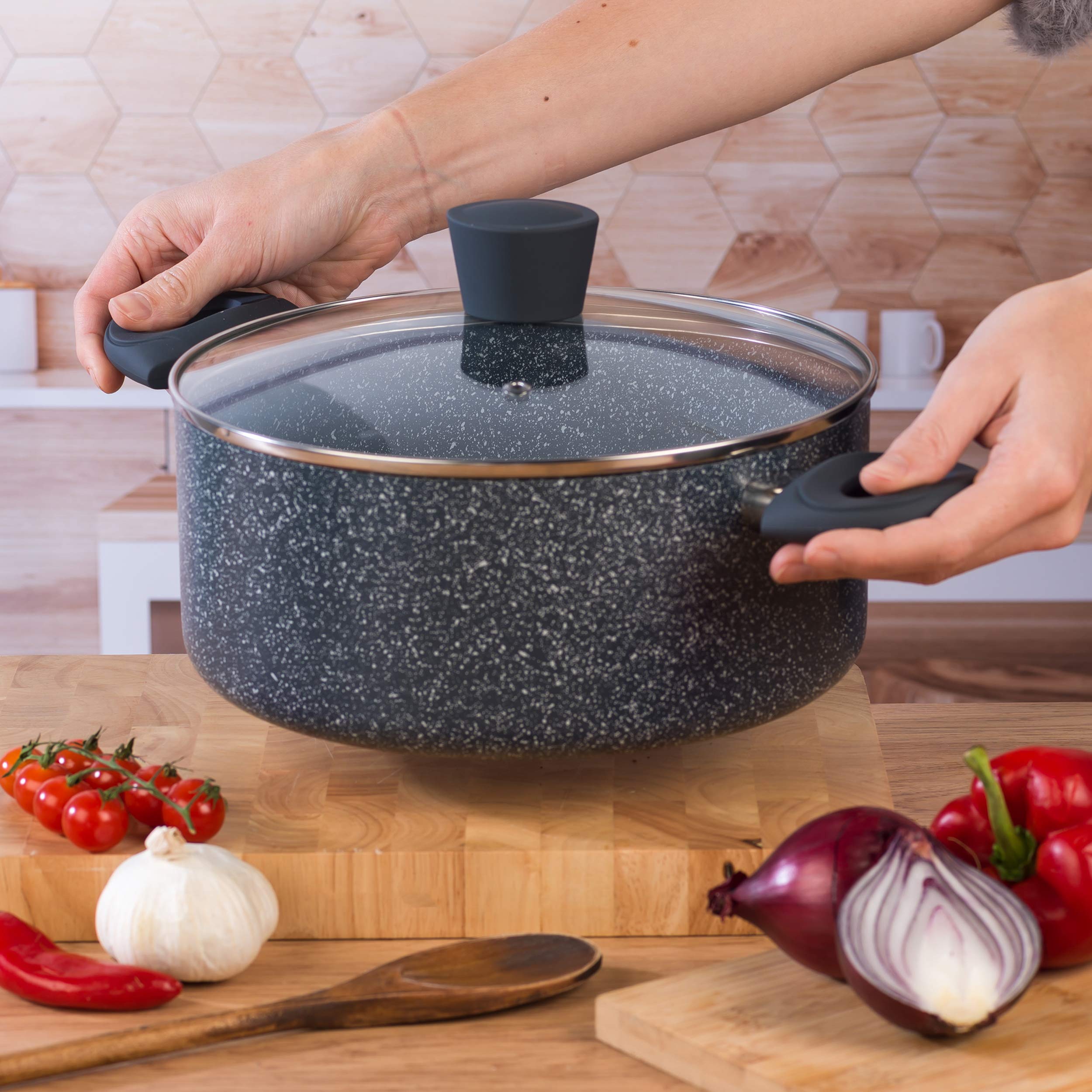 Garnek z tłoczonego aluminium z nieprzywierającą powłoką Russell Hobbs RH00849EU z niebieskim marmurkowym wykończeniem, 24 cm