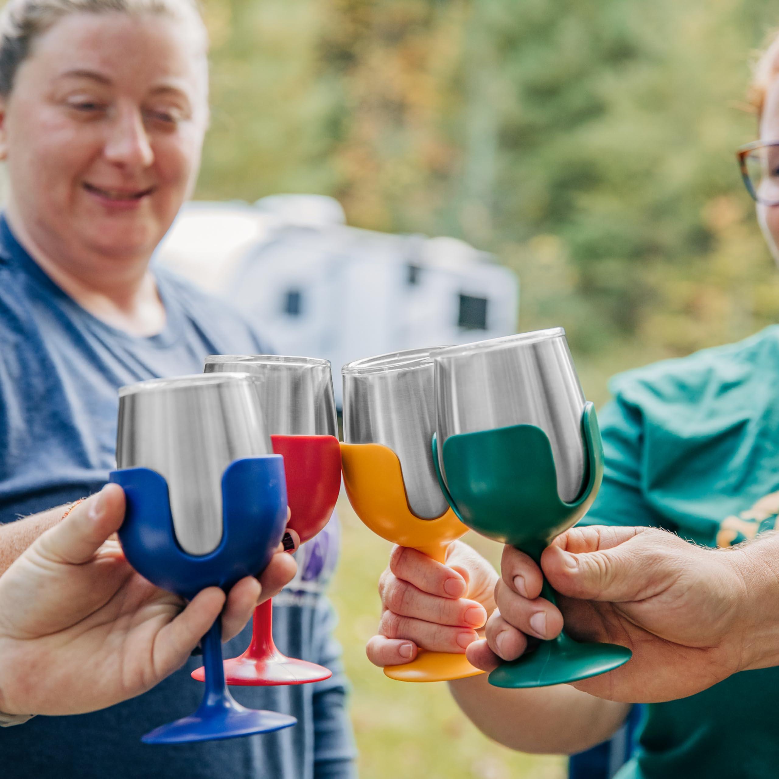 Camco Life is Better at The Campingplatz-Weingläser, 4er-Pack, Merkmale: (4) Edelstahlbecher mit abnehmbaren Stielen, ideal für Camping, Heckklappe und Partys (53465)