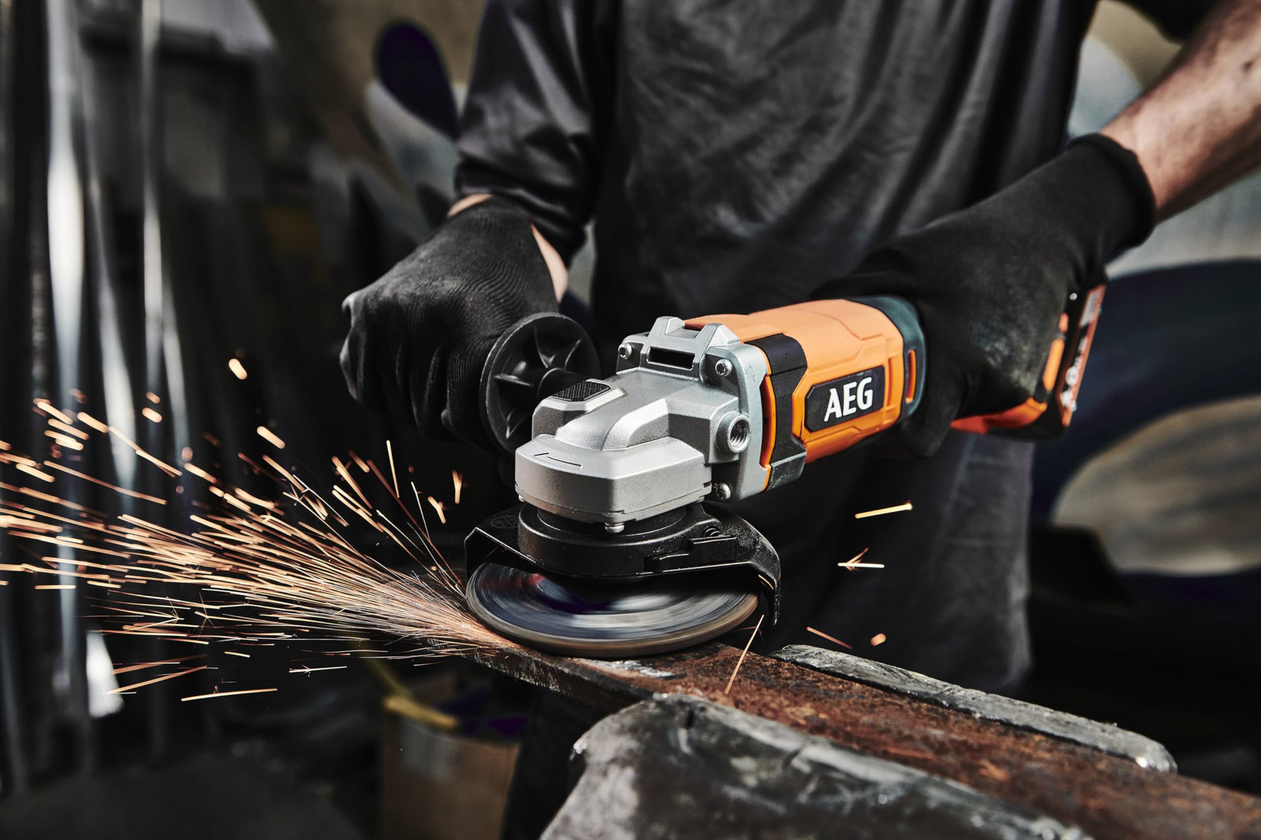 AEG - Smerigliatrice 125 mm senza fili 18 Volt, 9200 giri/min con 2 batterie Pro litio 4,0 Ah, caricatore e borsa - BEWS18-125X2-402B