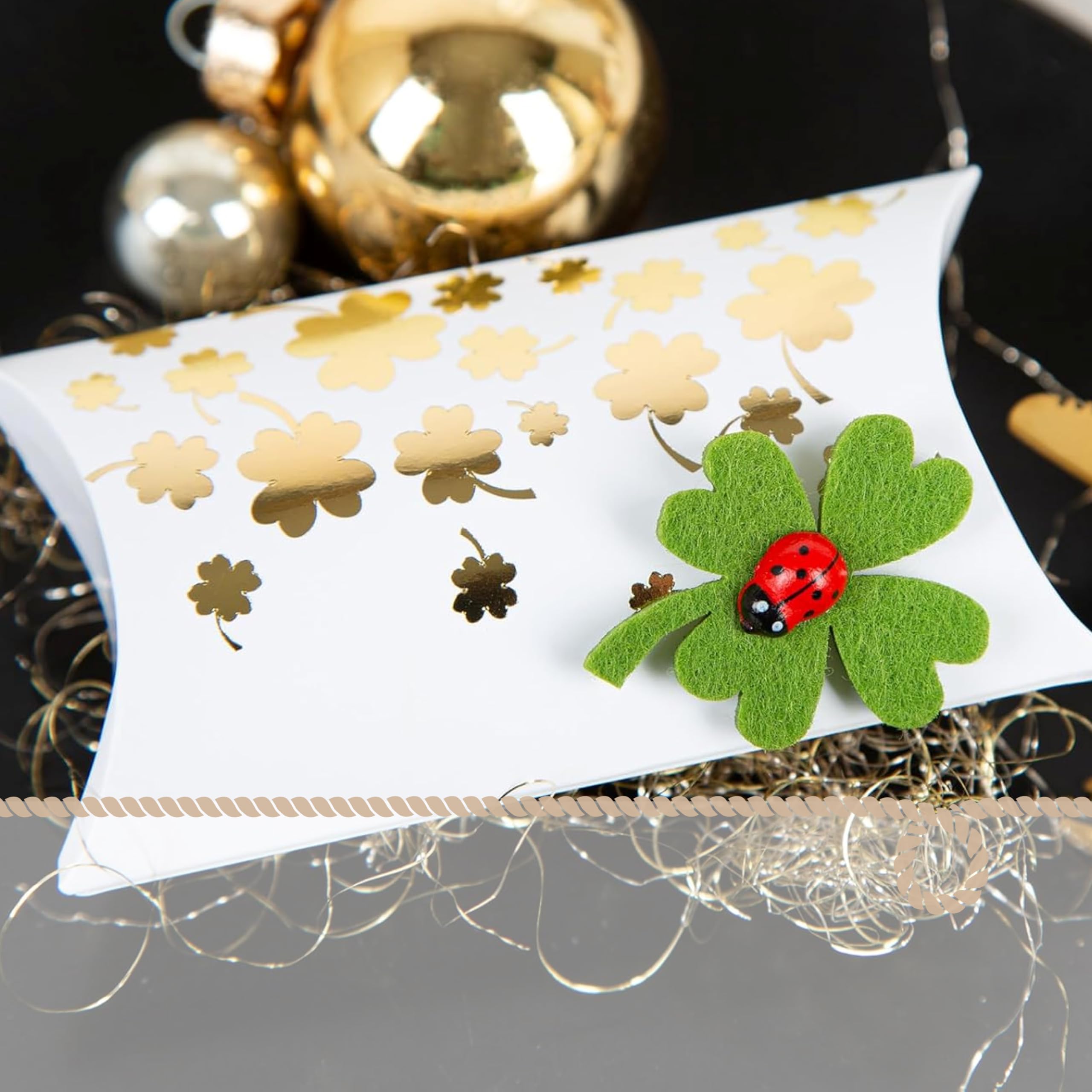 Lot De 12 Petits Trèfles à Quatre Feuilles Porte-Bonheur - Décoration Saupoudrer Vert Rouge Avec Coccinelle