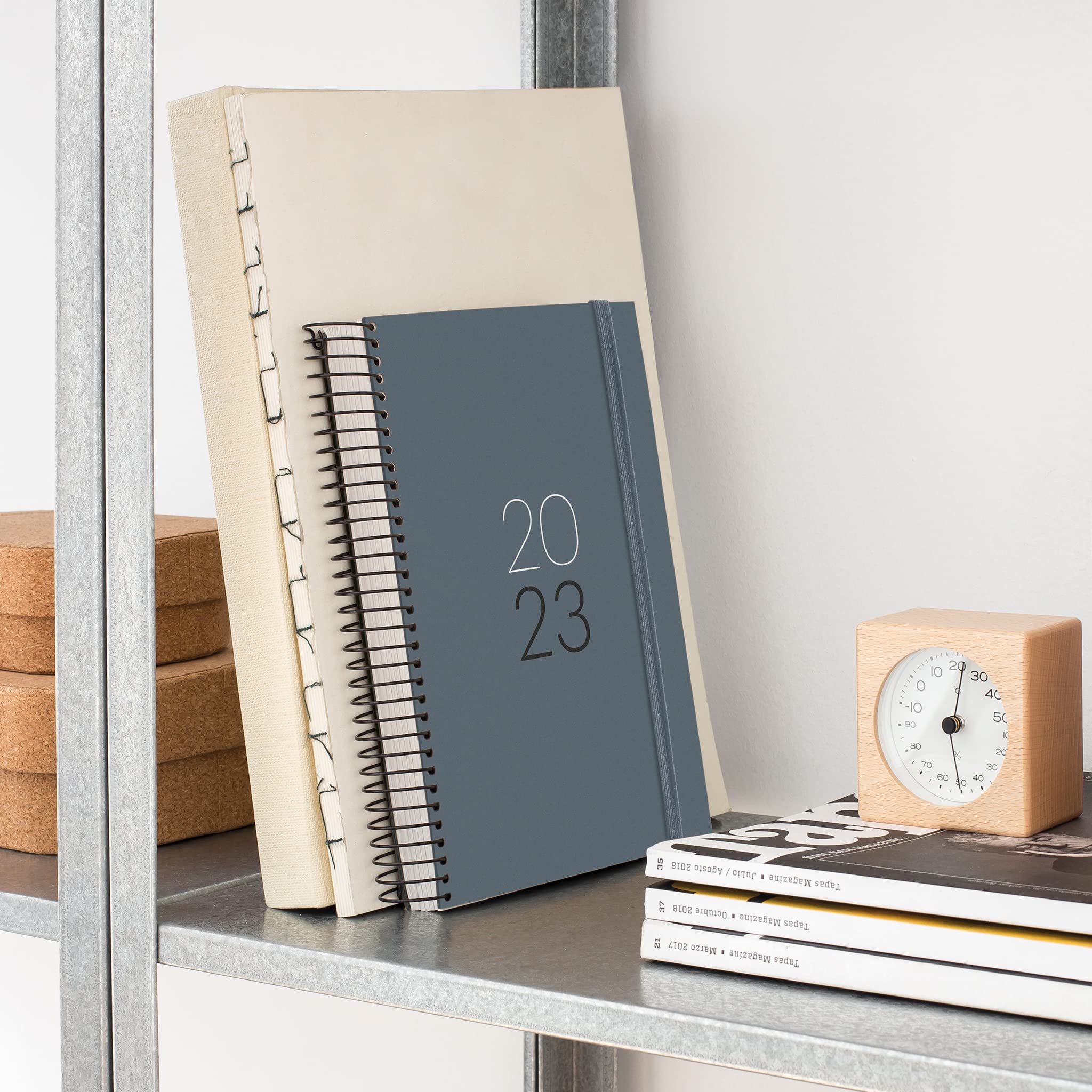 Miquelrius - Agenda Annuel 2023 - Jour Page - Taille Plus 155 X 213 Mm (environ A5) - Couverture Rigide En Simili Cuir Cousu - Élastique - Catalan, Anglais Et Portugais - Aquamarine