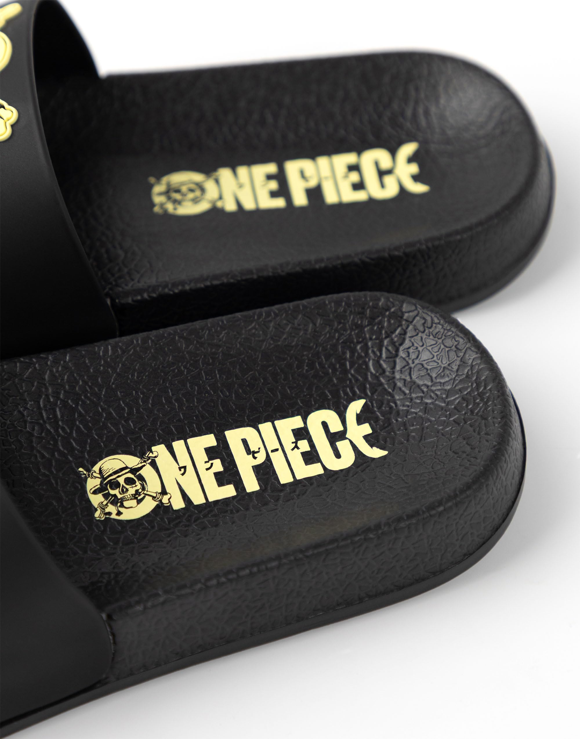 One Piece Claquettes noires pour garçon | Chaussures décontractées à l'effigie de l'emblème rouge et jaune | Vêtements d'extérieur et d'intérieur inspirés des dessins animés