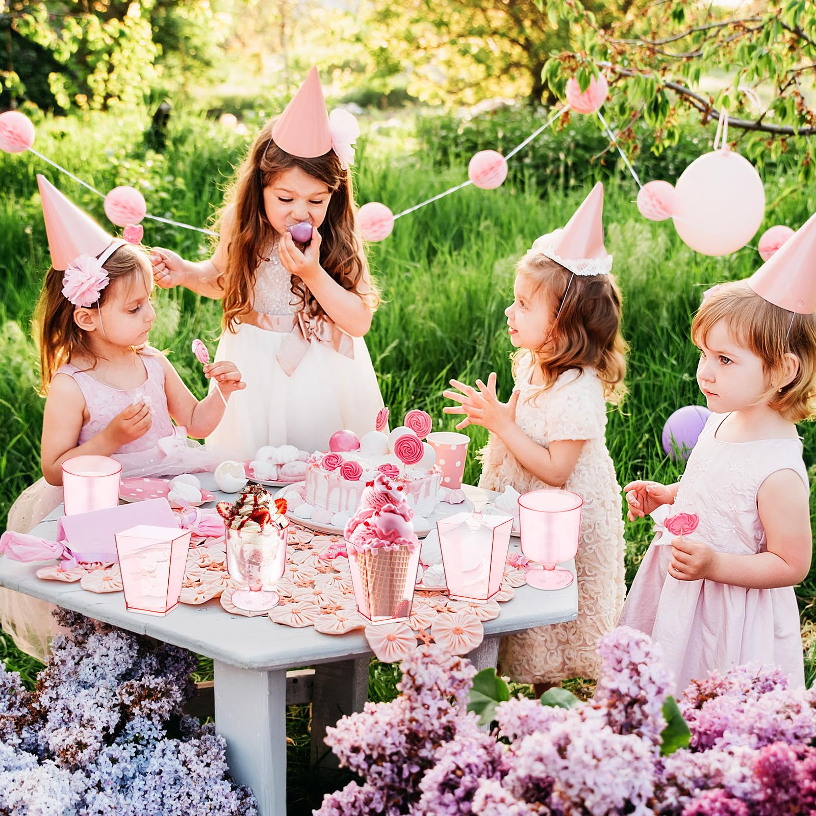Funnymoom Paquete de 100 vasos de postre rosa con cucharas de 5 onzas, mini taza de postre de plástico transparente para postre, vasos cuadrados de chupito, cucharas redondas de plástico para frutas,