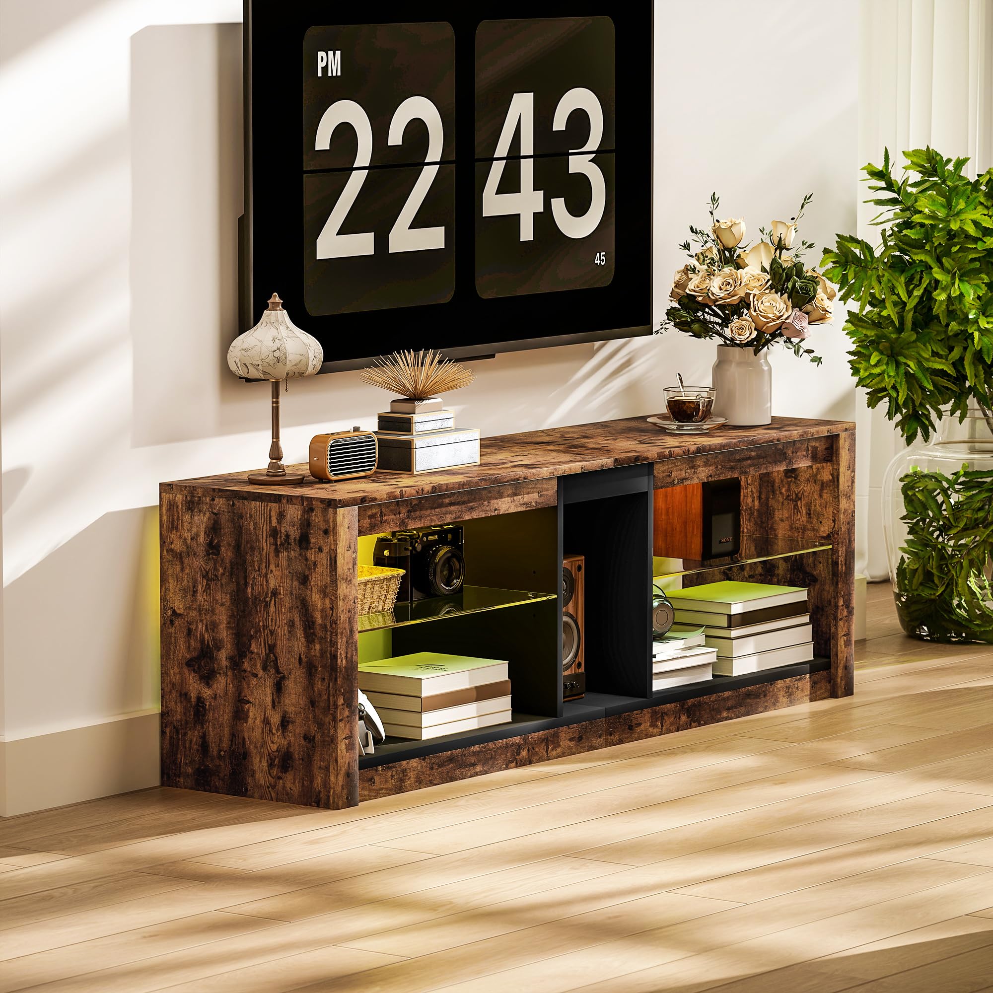 HOMCOM Meuble TV LED avec Télécommande pour TV 65 Pouces 140x35x47cm Marron | Meuble Télé Bois, Étagères, Compartiments Ouvert, Salon, Chambre à Coucher
