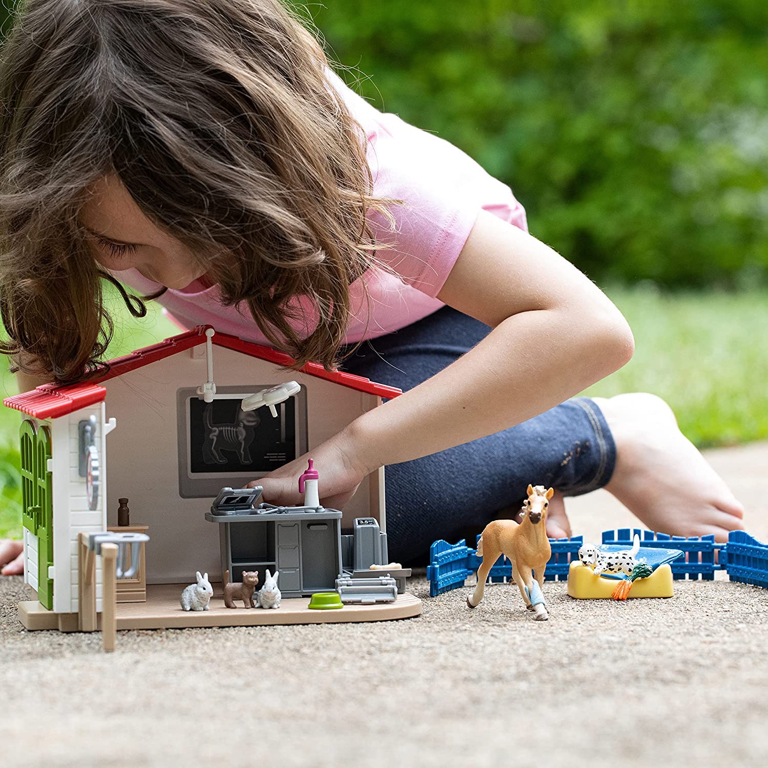 SCHLEICH 42502 Tierarzt-Praxis mit Haustieren, für Kinder ab 3+ Jahren, Farm World - Spielset, 35 x 32 x 17 cm