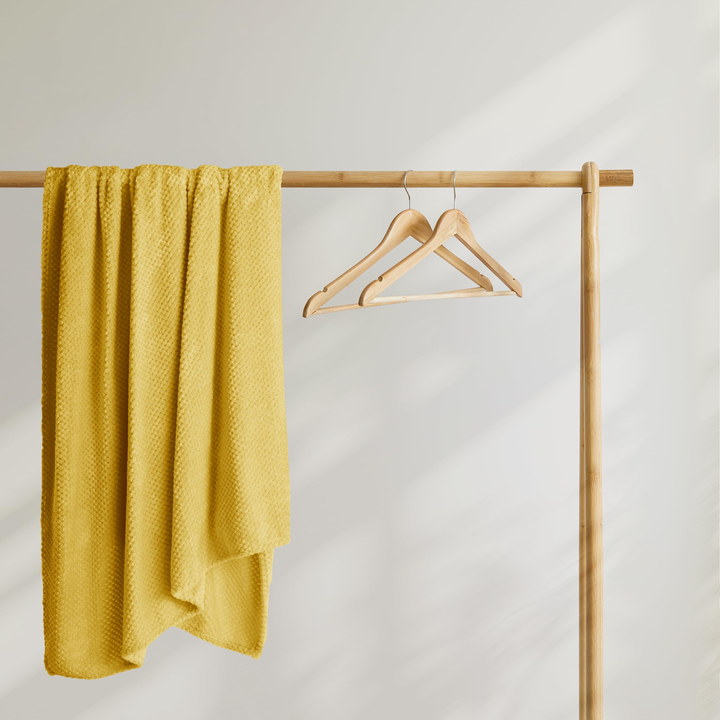 DecoKing Couverture Polaire 150 x 200 cm Plaid Doux en Microfibre pour Lits Canapés Chaises et Divans Style Scandinave Chaude Légère et pour Toutes Les Saisons Jaune Henry