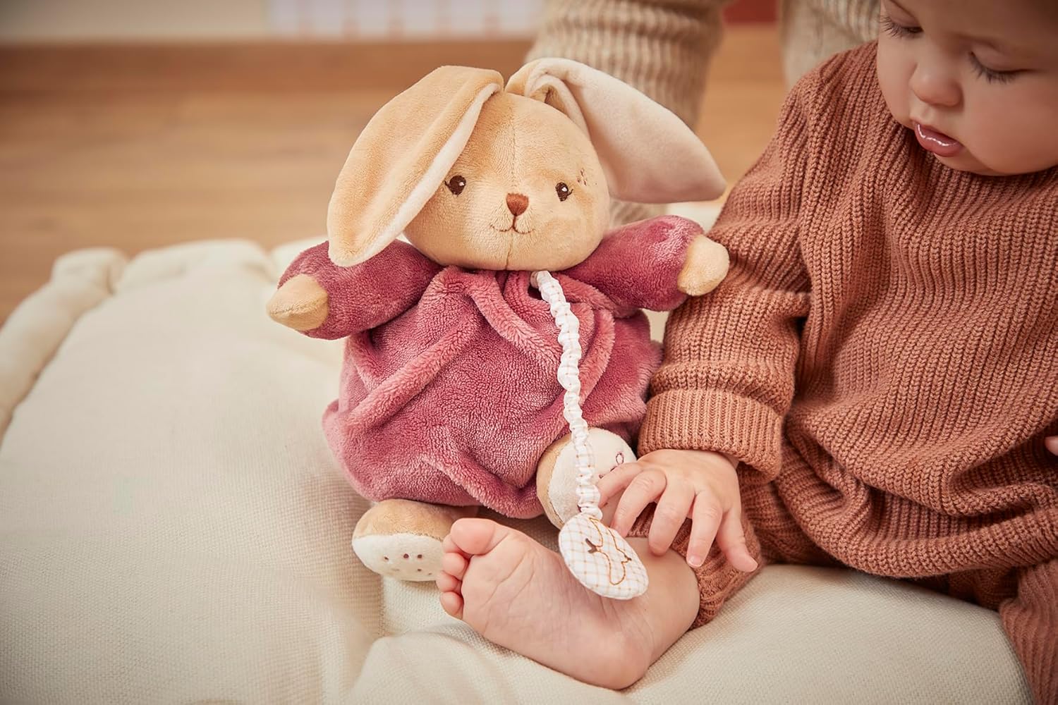 KALOO - Musical Safety Towel Rabbit Bordeaux 17 cm - Ultra-soft and Fluffy Plush for Babies - Cuddly Companion From Birth - Ideal Size for Small Hands - Birth Gift