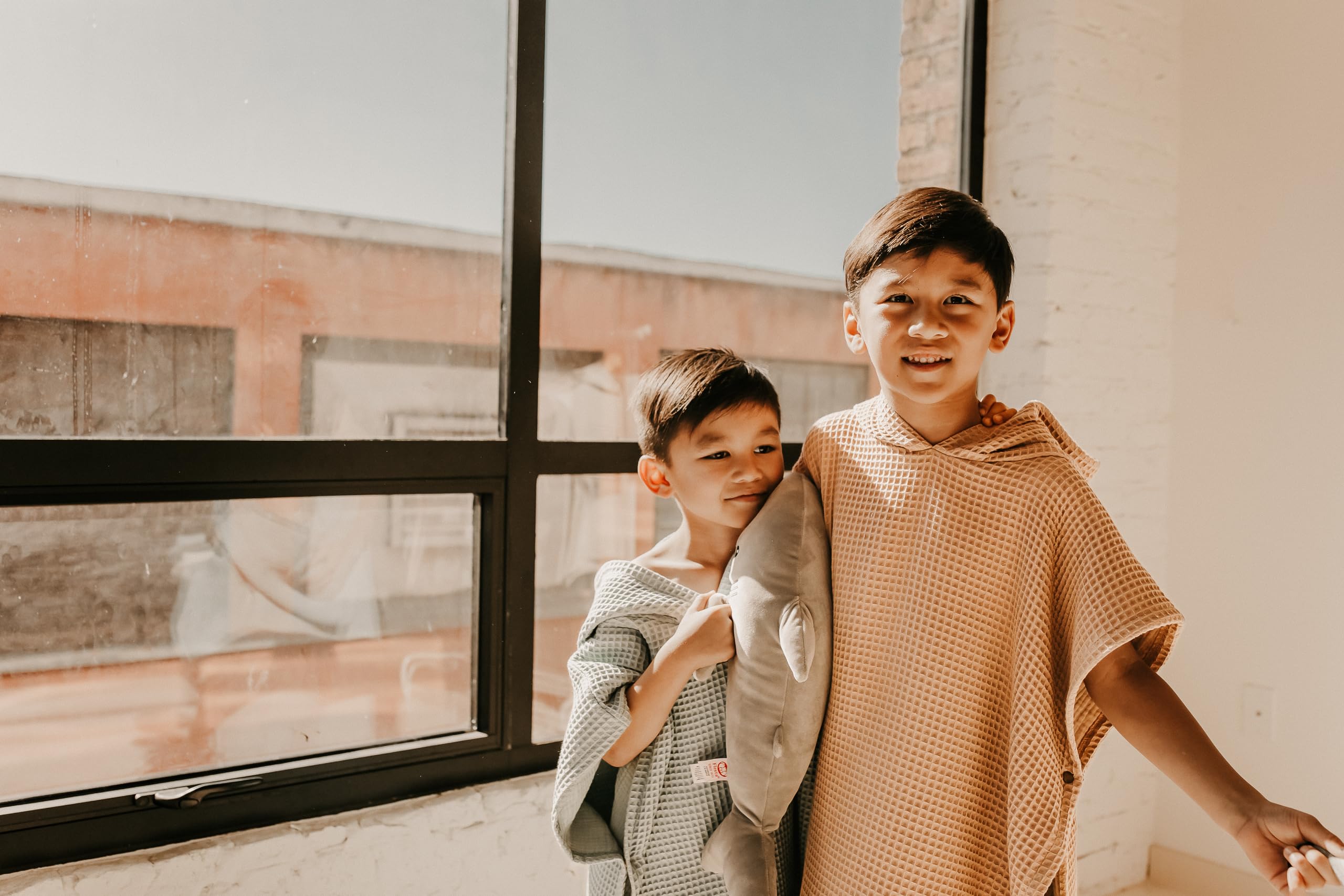 Jade&Kai Kapuzenhandtuch für Kinder, lässt sich in einen Poncho einrasten, Bio-Baumwolle, Waffelmuster, leicht und saugfähig, Bad, Strand und Pool, mehrere Farben, Größe L (6–10 Jahre), Sand)