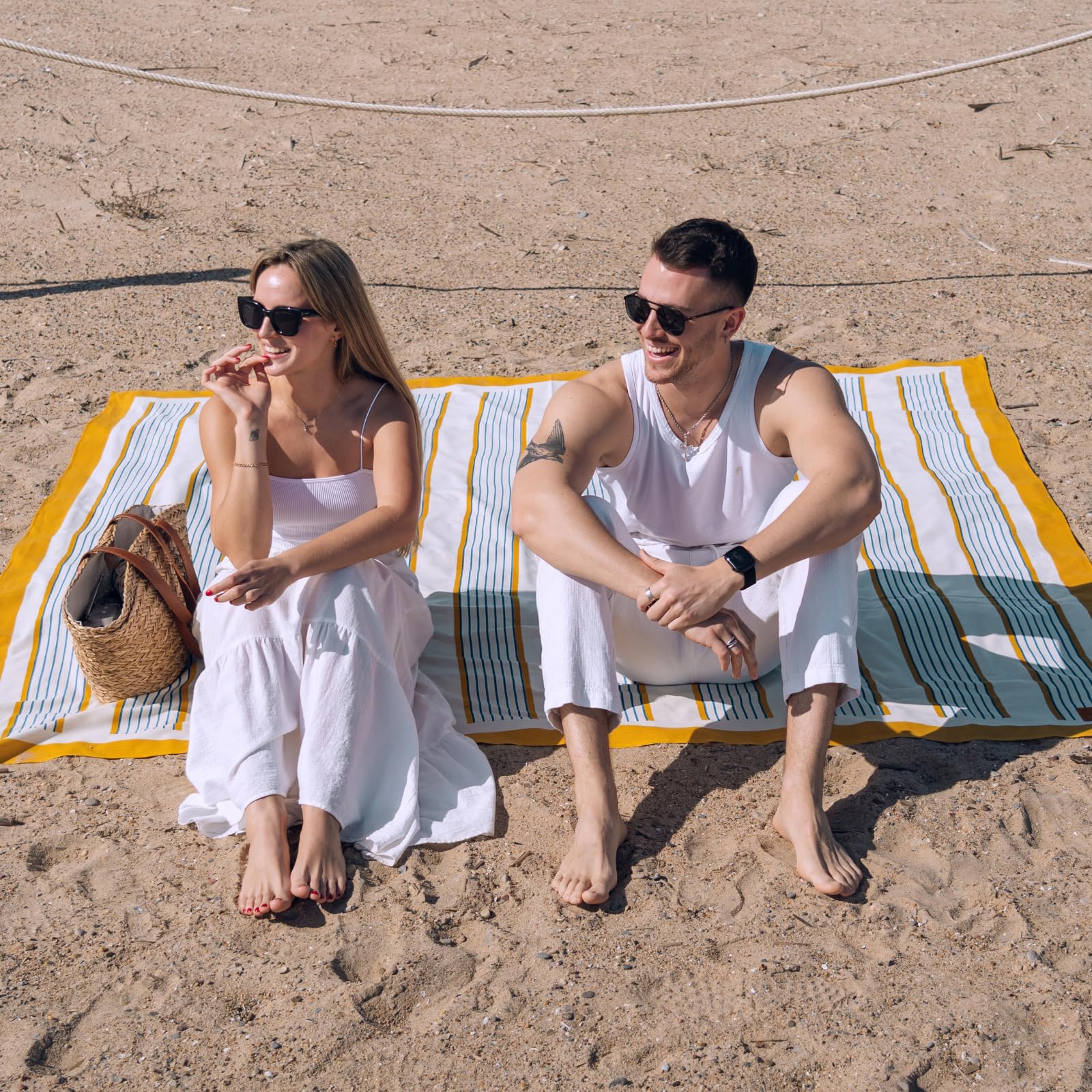 MOMOMUS Toalla de Playa Grande Antiarena Muy Fina, Ligera y Plegable - Manta de Playa Grande o Toalla Pareo XXL, Ideal para Picnic y Piscina - Rayas, 210 x 230 cm