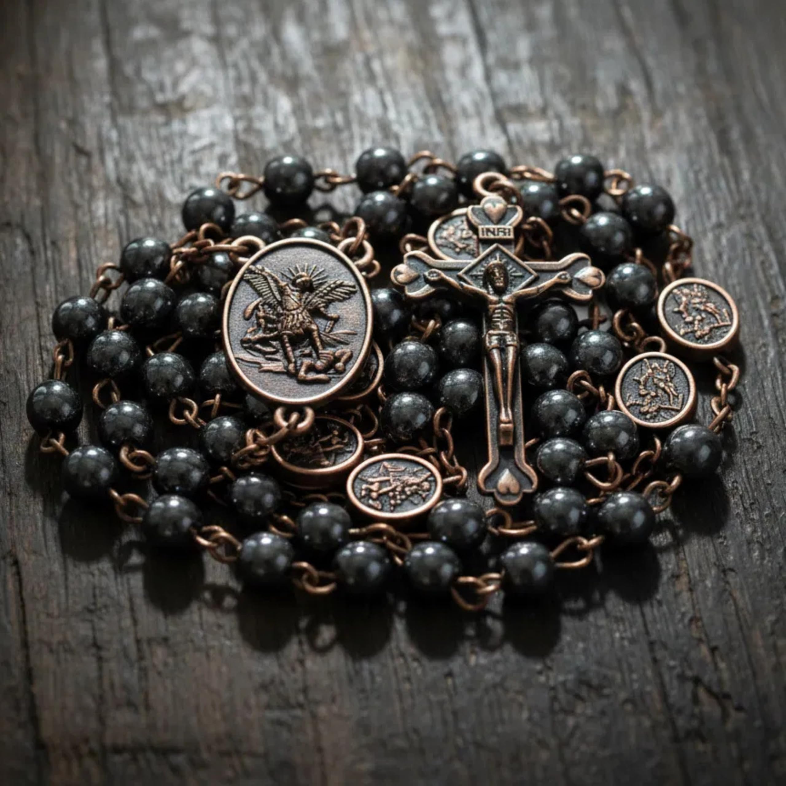 Nazareth Store Rosario di San Michele Collana di perline di pietra ematite Perline di gloria in metallo Medaglia dell'Arcangelo e croce con scatola regalo in metallo