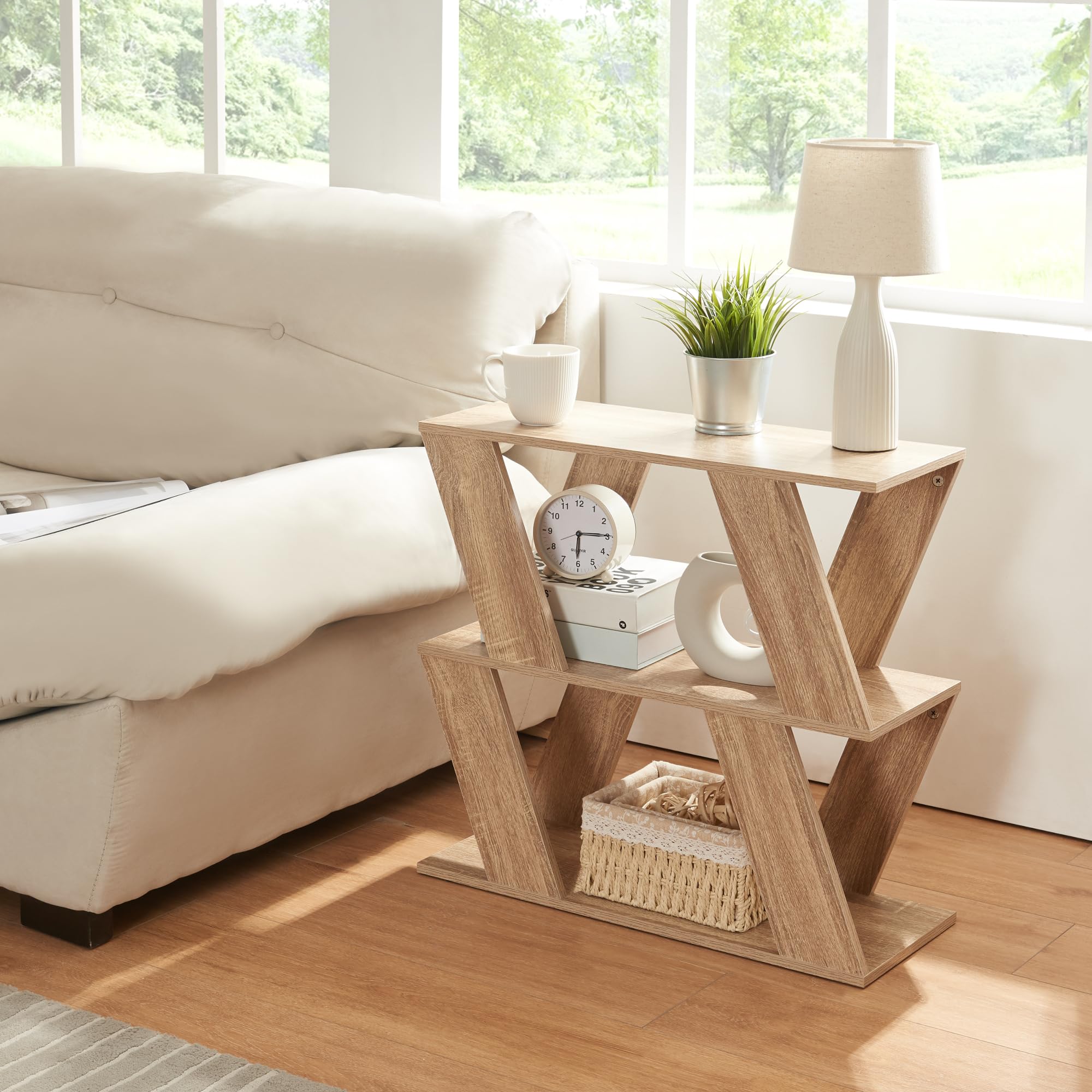 [en.casa] Versátil Mesa Auxiliar con Amplio Tablero y 2 Estantes Mesita de Noche Mesa de Sofá Original Diseño con Lamas Inclinadas Aglomerado 60x22x57 cm - Efecto Roble