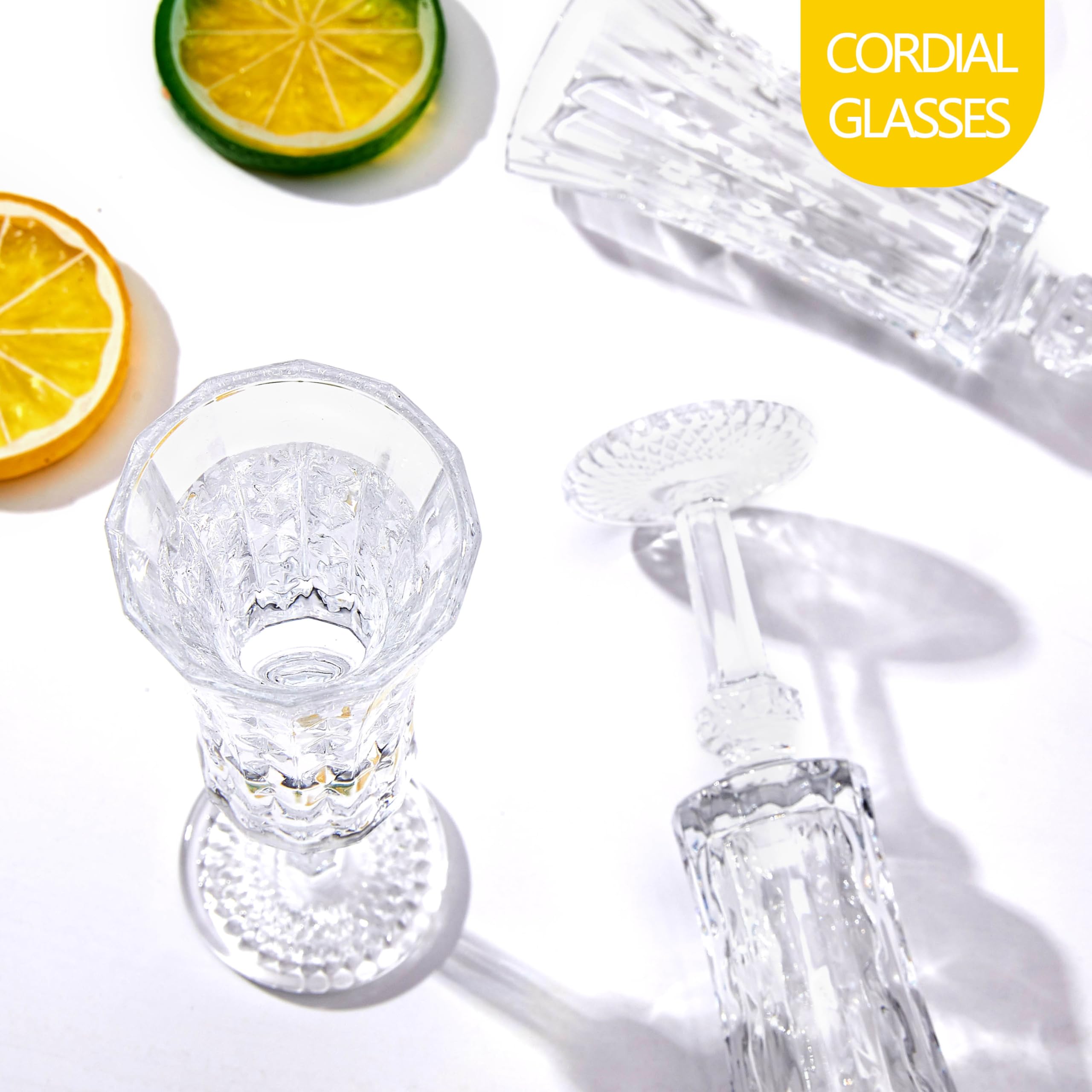 18 petits verres à liqueur différents décors sur les verres (Gebraucht