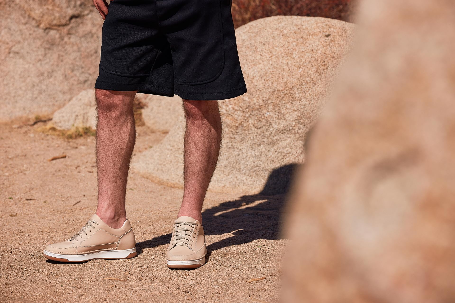 CALTO Zapatos de elevación Invisibles para Hombre con Aumento de Altura – Zapatillas de Cuero de Primera Calidad con Cordones – 2.6 Pulgadas más Altas, Suela de Goma Blanca de Ante Blanco Marfil, 40