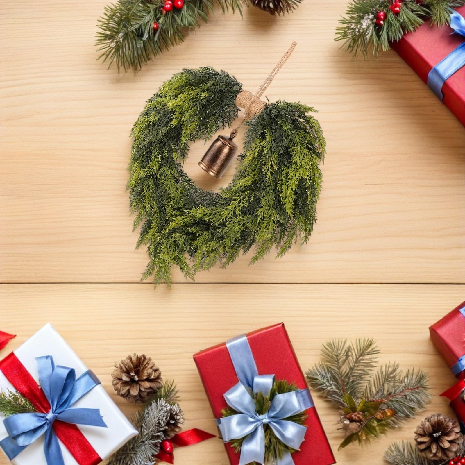YARNOW Couronne de Noël de Cœur avec Cloches, Guirlande en Pin Artificiel Vert, Décor Réutilisable et Facile à Ranger pour Cheminée et Extérieur