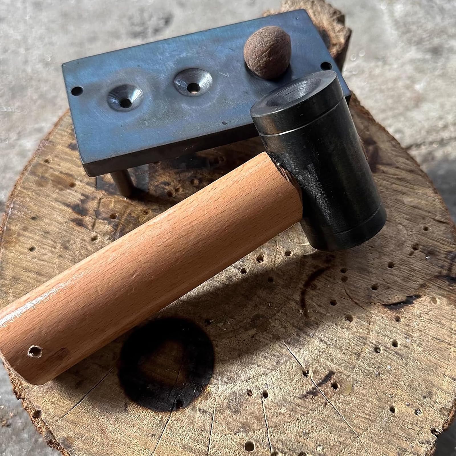 Schiaccianoci manuale, base in ferro e martello, 3 fori conici per dadi da 12/16/19 mm, per noci, castagne, nocciole, nocciole