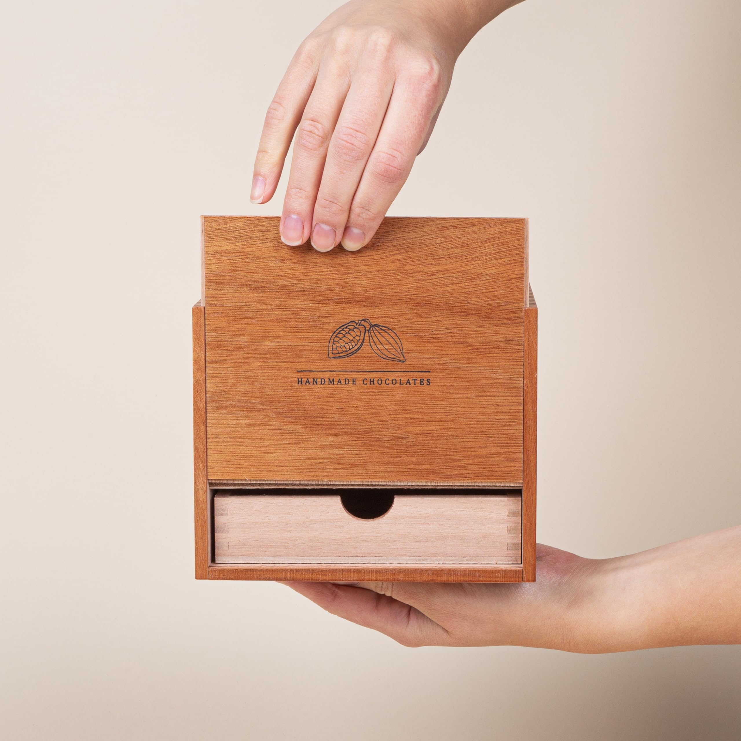 CHOCOLISSIMO - Geschenk Mama - Muttertag Süßigkeiten - Schokolade Geschenk für Mutter - 30 edle Pralinen in Holzbox - Geschenkidee Geburtstag, Jahrestag, Weihnachten für Mutti, Schwiegermutter