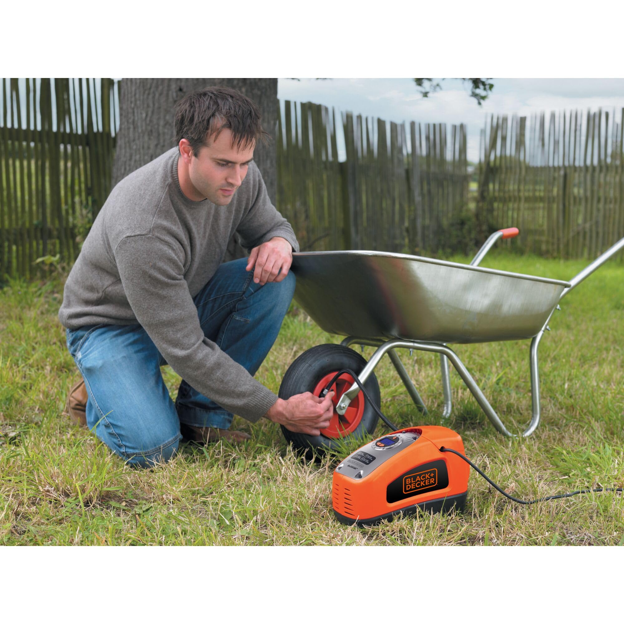 BLACK+DECKER ASI300-QS Gonfleur-Compresseur Filaire - 11 Bars - 160 PSI - 220 V ou Allume-Cigare 12V - Fourni avec 1 Aiguille et 2 Embouts