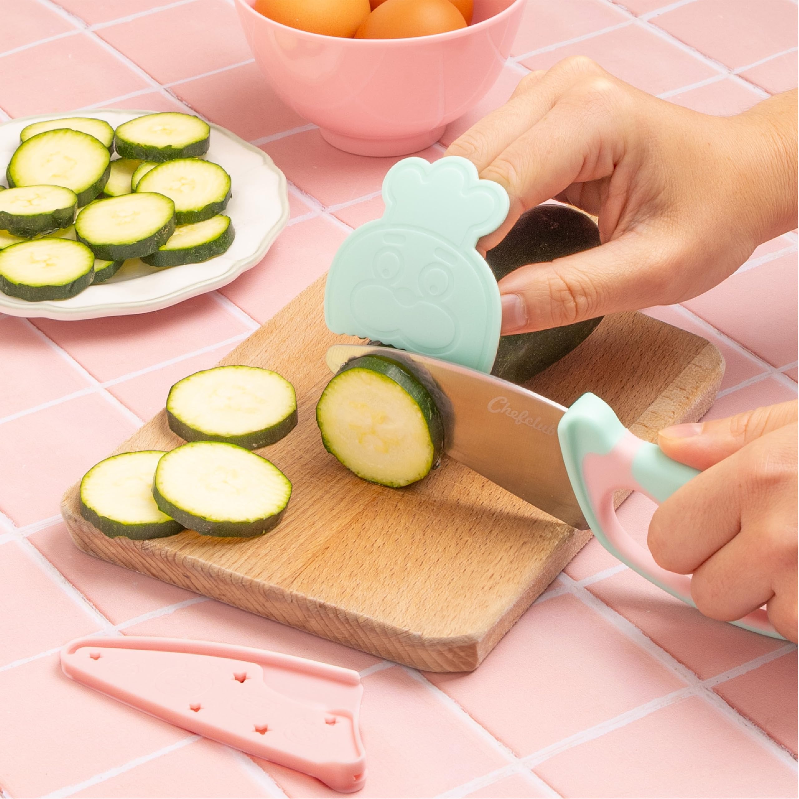 CHEFCLUB KIDS - Kit de cuchillos de cocina para niños - Hoja de acero inoxidable - Protector de dedos y hoja - Utensilio seguro y ergonómico - Rosa y verde pastel - Ideal a partir de 7 años