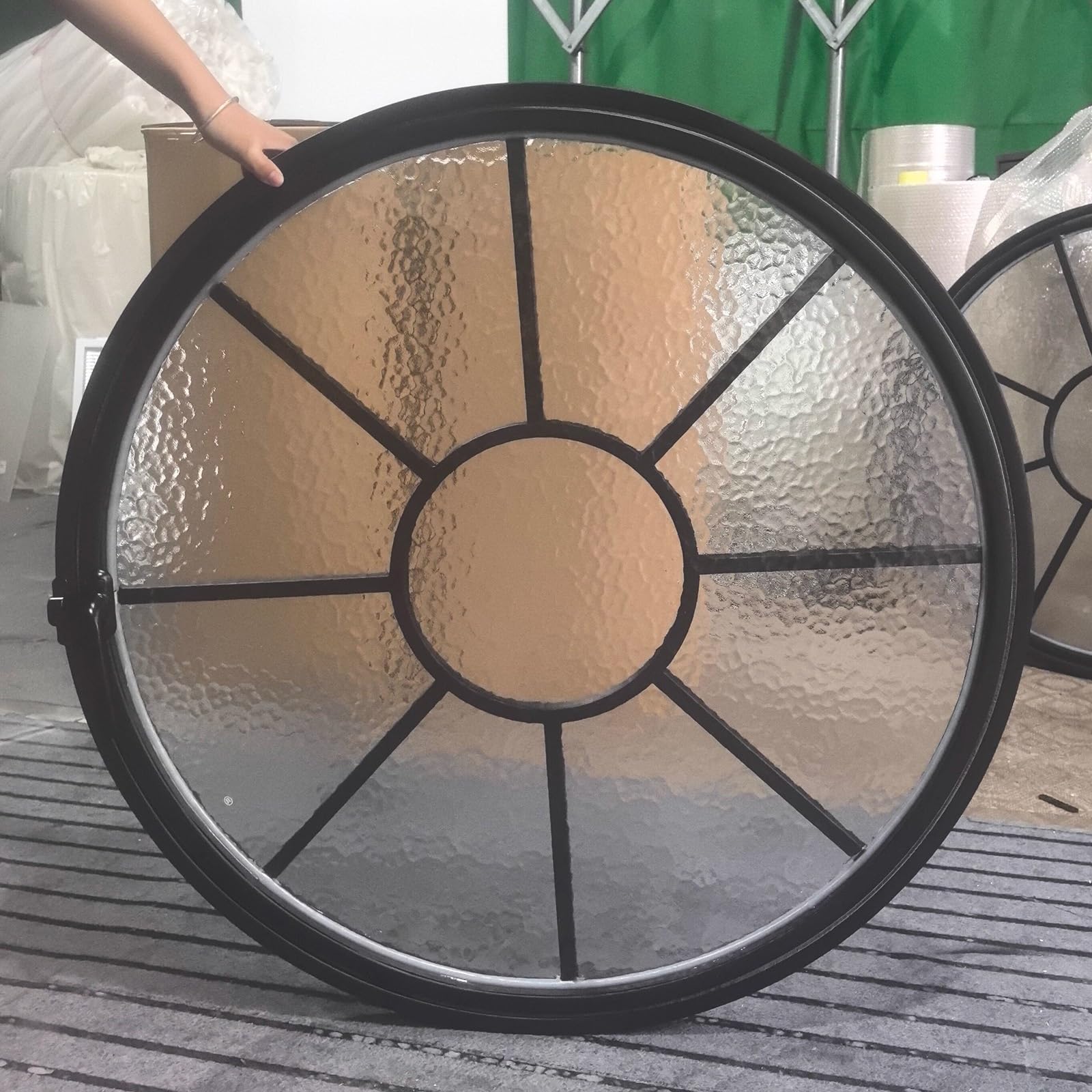 Ventana baño sin luz circular con ventilación decorativa contra la humedad