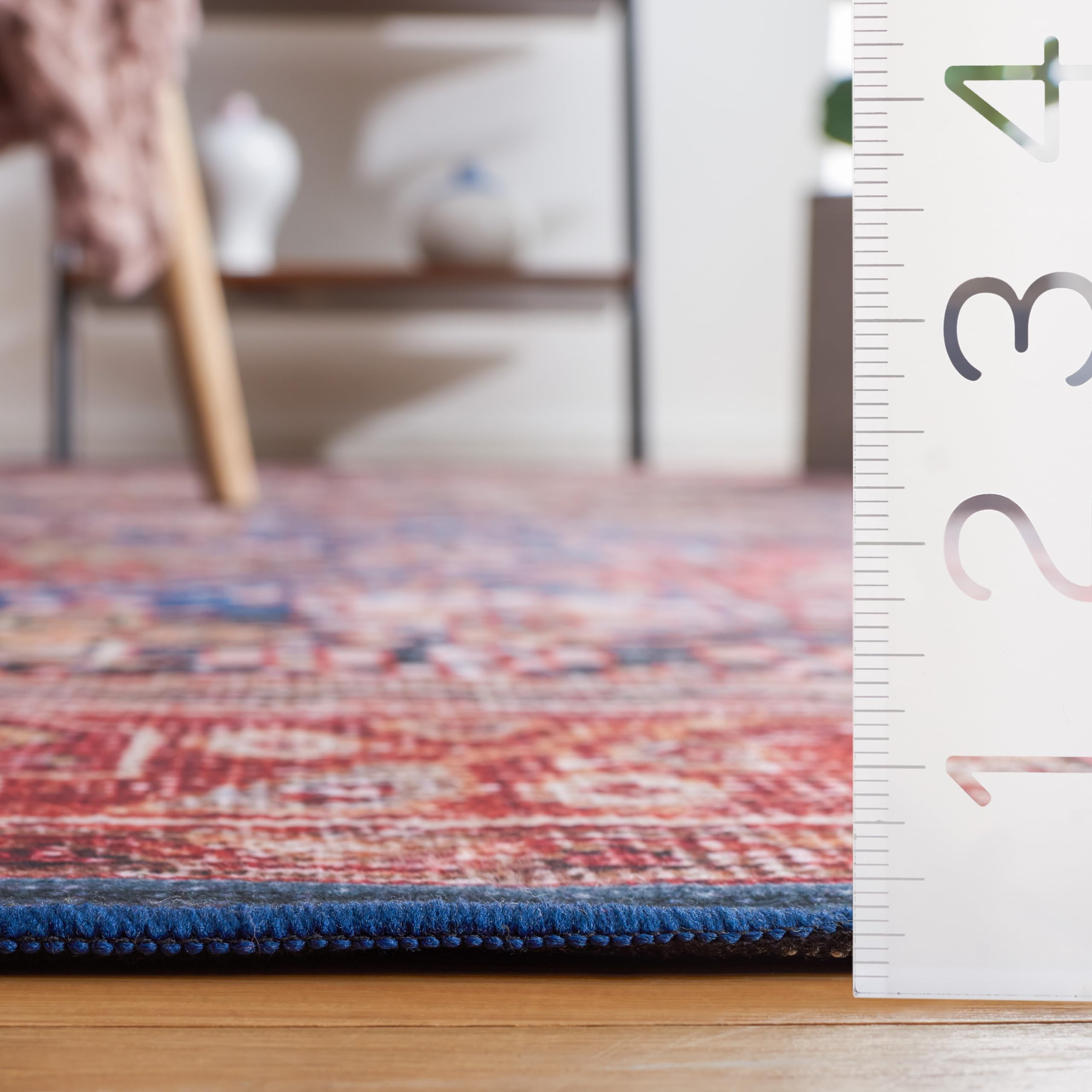 SAFAVIEH Tapis Traditionnel Rug Idéal pour Les Zones à Fort Passage - Lavable en Machine et Antidérapant - Tucson Collection, Tapis à Poil Court, in Bleu Marine et Rouille, 91 X 152 cm