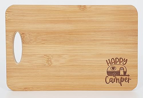 KABI KOVE Tabla de cortar (Happy Camper) Accesorios para campistas, tabla de cortar pequeña, decoración de campista, tablas de cortar de bambú para