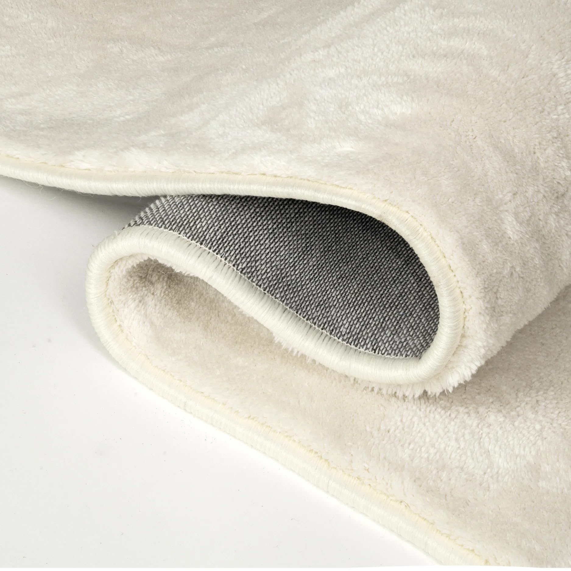 Dywan 190 x 270 cm kremowy Plush - sztuczne futro z krótkim włosiem - miękki do salonu, sypialni i pokoju dziecięcego