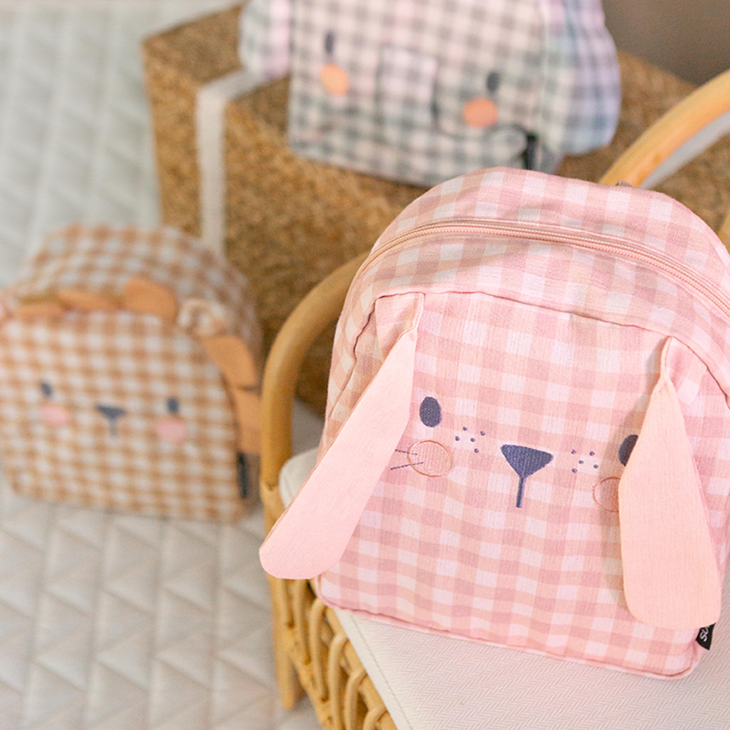 Suavinex, Mochila Guardería para Bebés, Canastilla - Regalo para Bebé con: Baby Cologne Memories 100 ml + Crema Pañal 50 ml + Pack 25 Toallitas Dermohidratantes + Taza de Aprendizaje, Conejo, Rosa