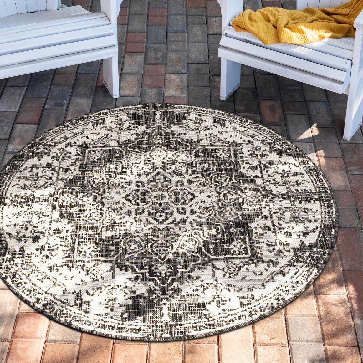 Unique Loom Jill Zarin Outdoor Collection Area Rug - Dubai (13' Round, Charcoal Gray/ Ivory)