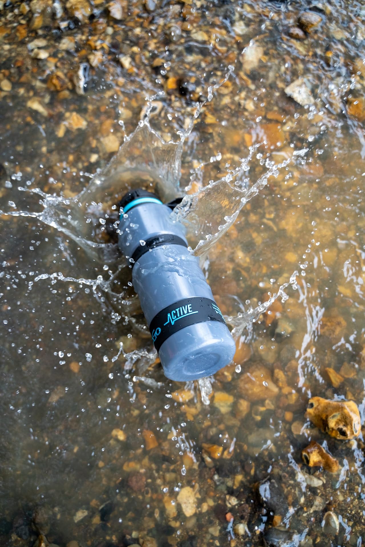 WATER TO GO Trinkflasche 0,75 L, mit Filter - Wasser direkt aus Fluss, See oder Leitung trinken | Ultraleicht & BPA-frei | 200L Filterleistung | Perfekt für Reisen, Kajak, Camping, uvm. (BLAU)