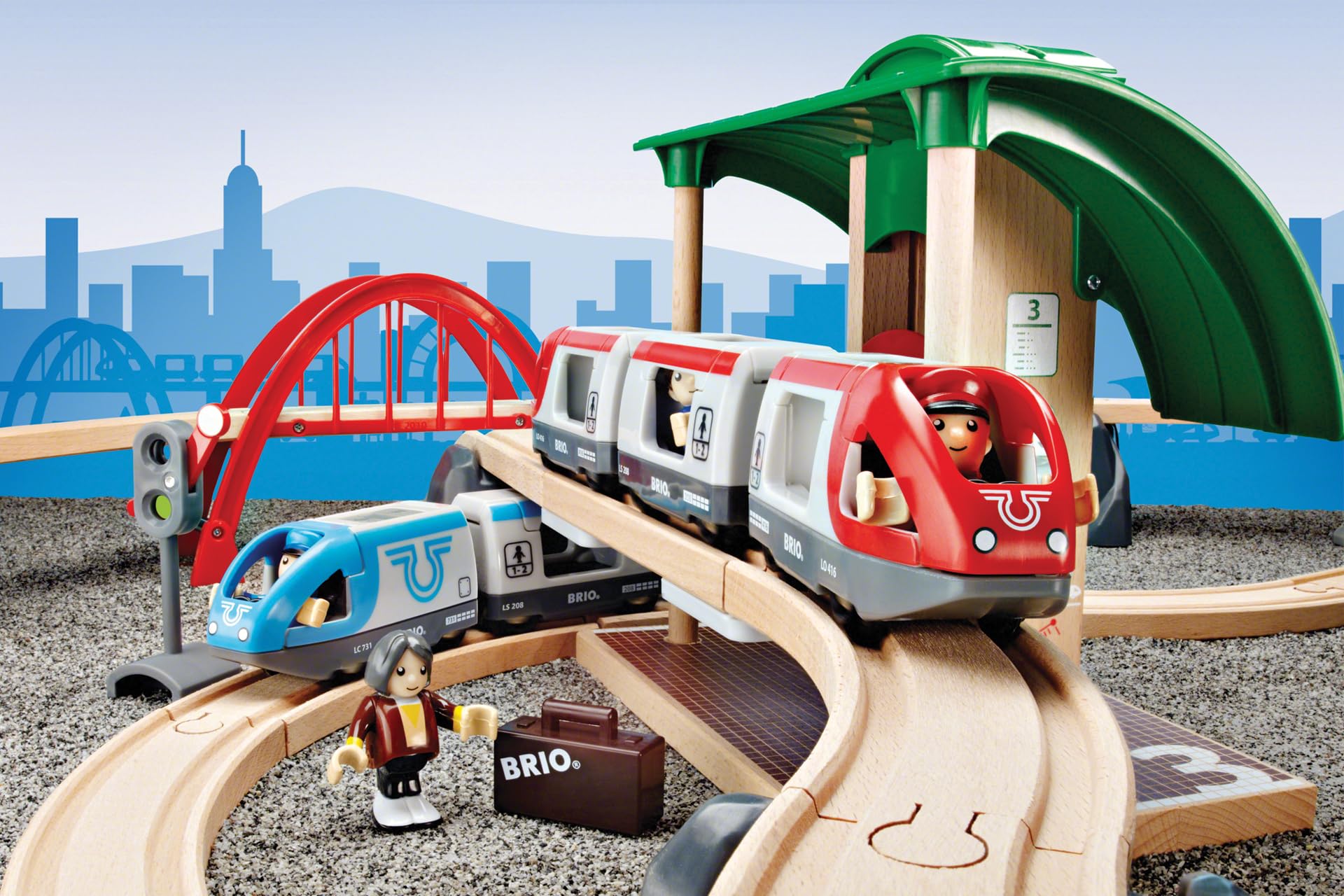 BRIO World 33512 Großes Bahn Reisezug Set - Eisenbahn mit Bahnhof, Schienen und Figuren - Kleinkinderspielzeug empfohlen ab 3 Jahren