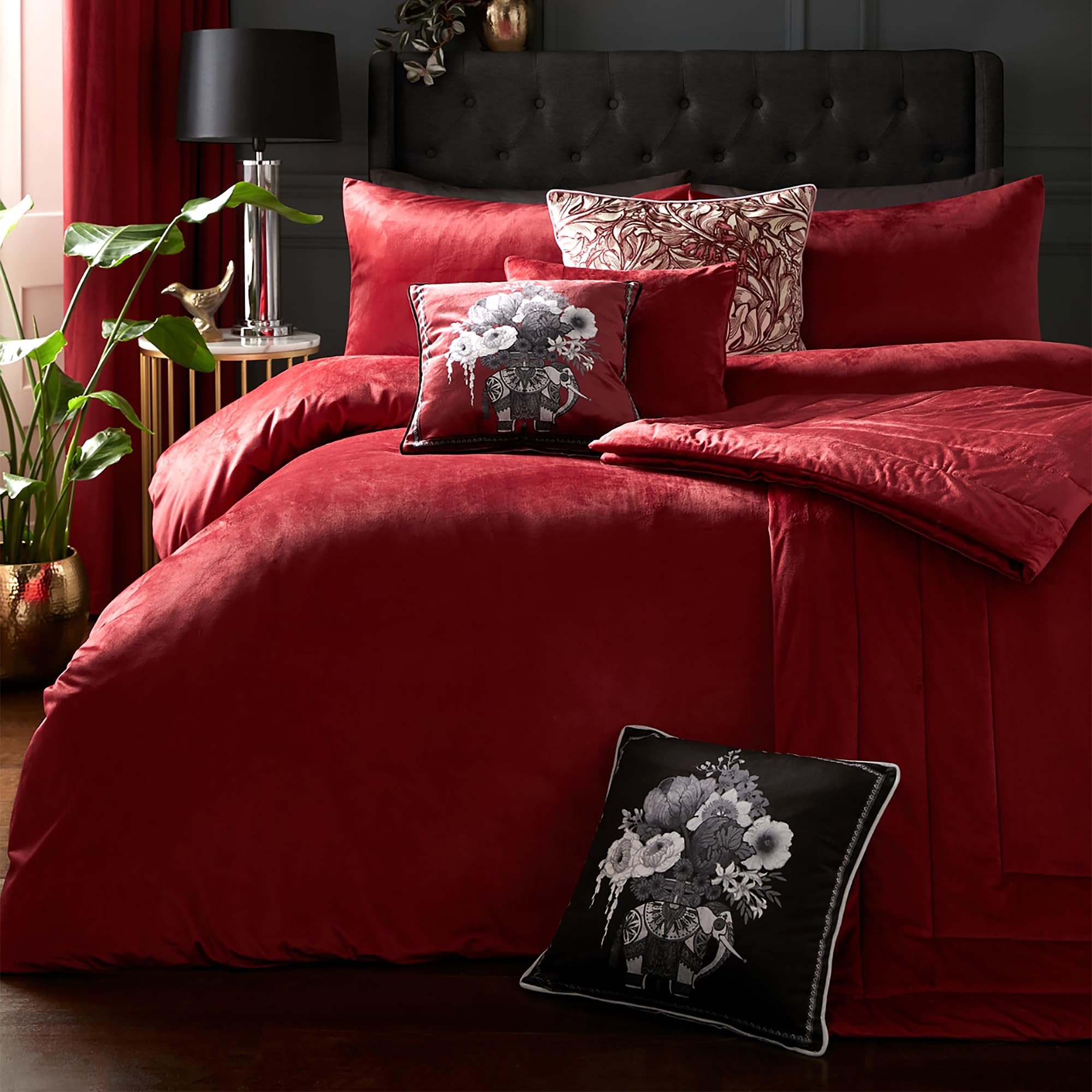 Laurence Llewelyn-Bowen - Weinrote Samt-Tagesdecke, 220 cm x 150 cm (L x B), Gesteppte Luxus-Tagesdecke in Rotweinrot, superweiche Samt-Überwurfdecke, Samt-Steppdecke, rote Bettwäsche
