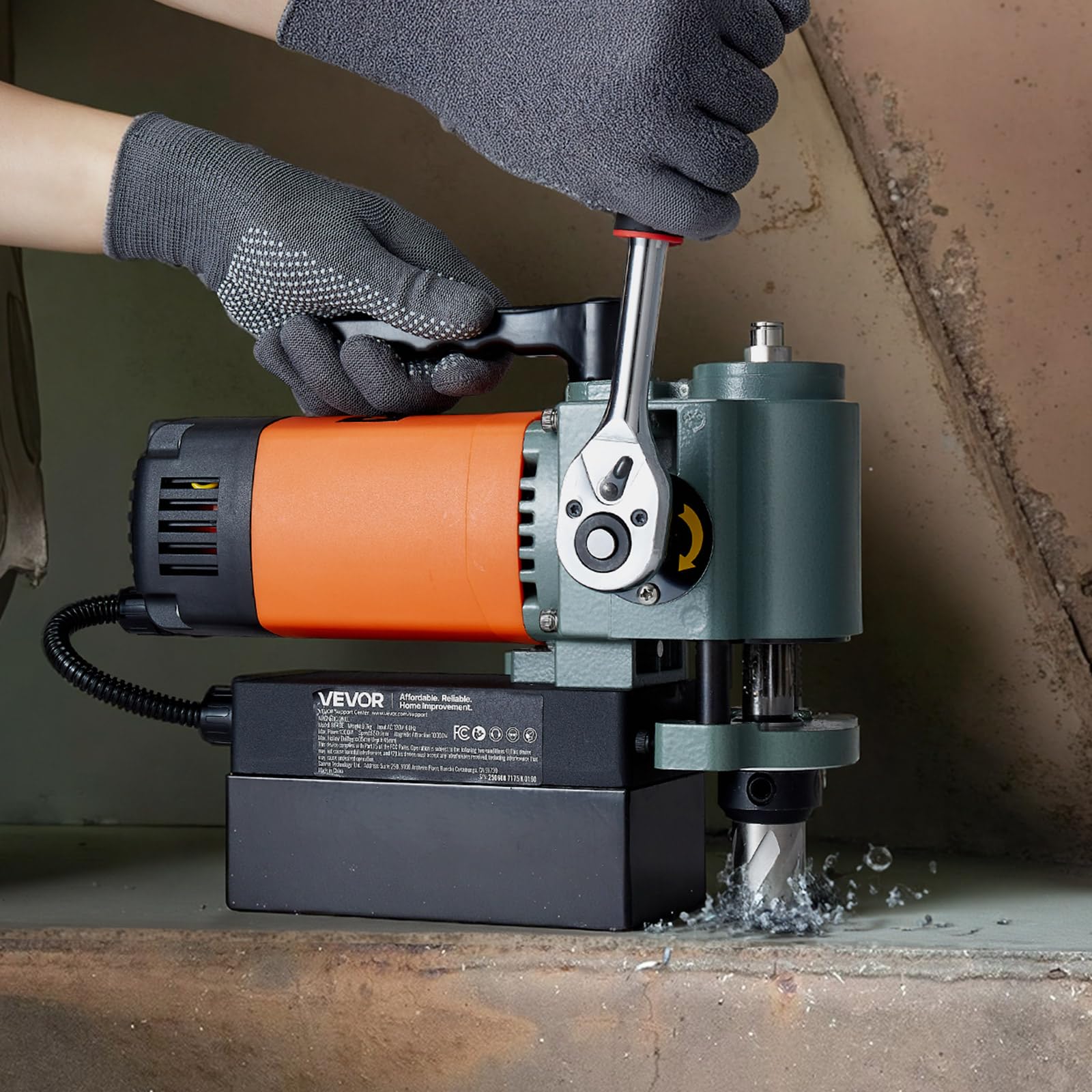 VEVOR Trapano a Colonna Magnetico a Basso Profilo 1300 W, Diametro di Foratura 35 mm, Potenza 10000 N, Trapano Magnetico Portatile con Attacco, per Superfici Metalliche, Fai-da-te