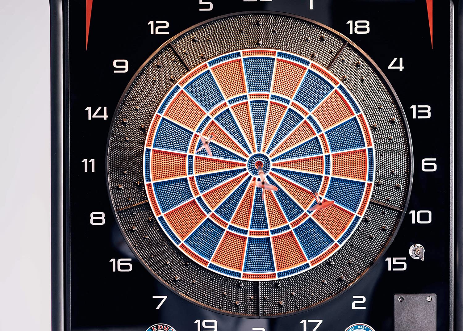 Karella elektronische Dartscheibe E-Master inkl. 6 Softdarts, Profi E-Dartboard, Made in EU, Dartautomat erhältlich mit und ohne Münzprüfer, mit oder ohne Standfuß, bis 4 Spieler