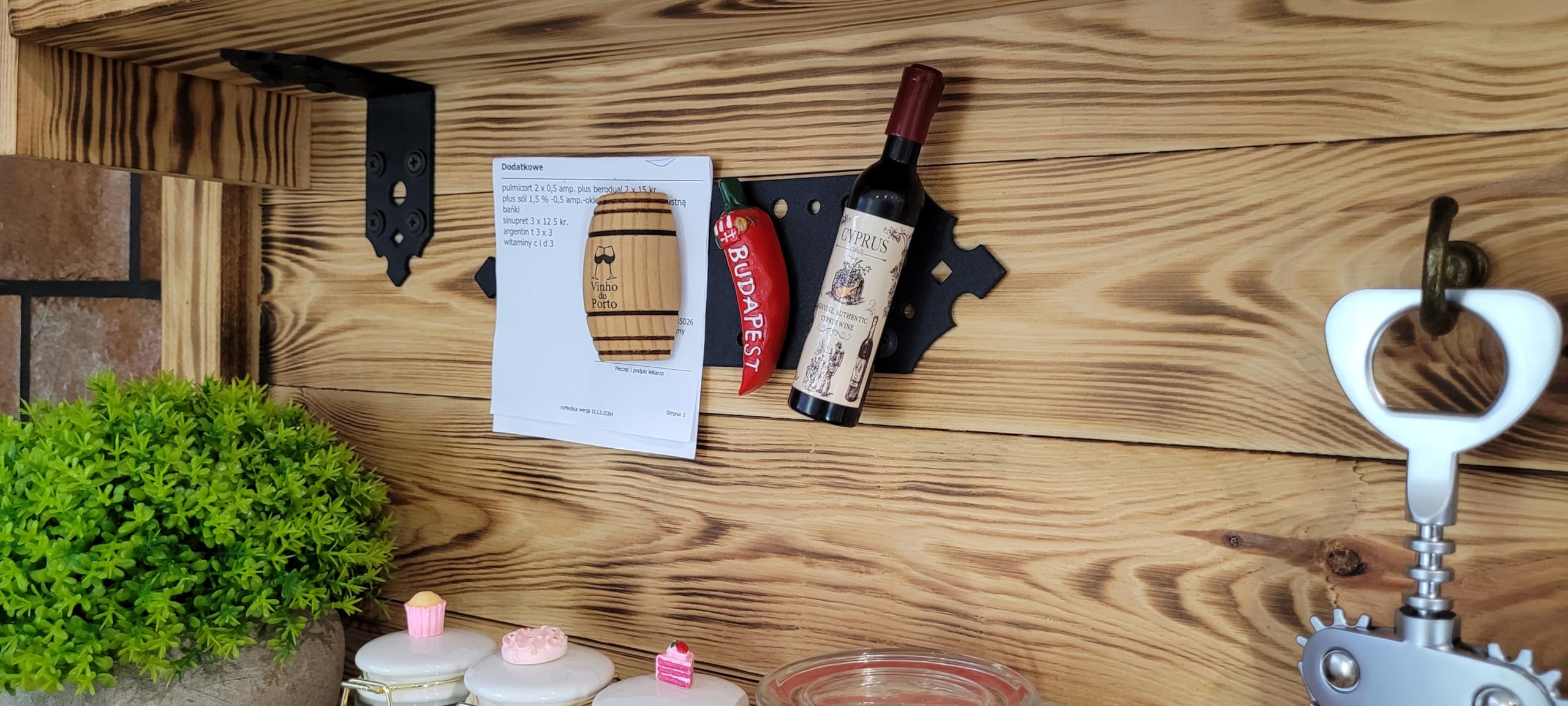 weeco Mensola da appendere, realizzata a mano, portaspezie in legno e accessori in metallo, 113 x 73 cm, mensola da cucina da parete rustica in legno, decorazione da cucina con gadget.