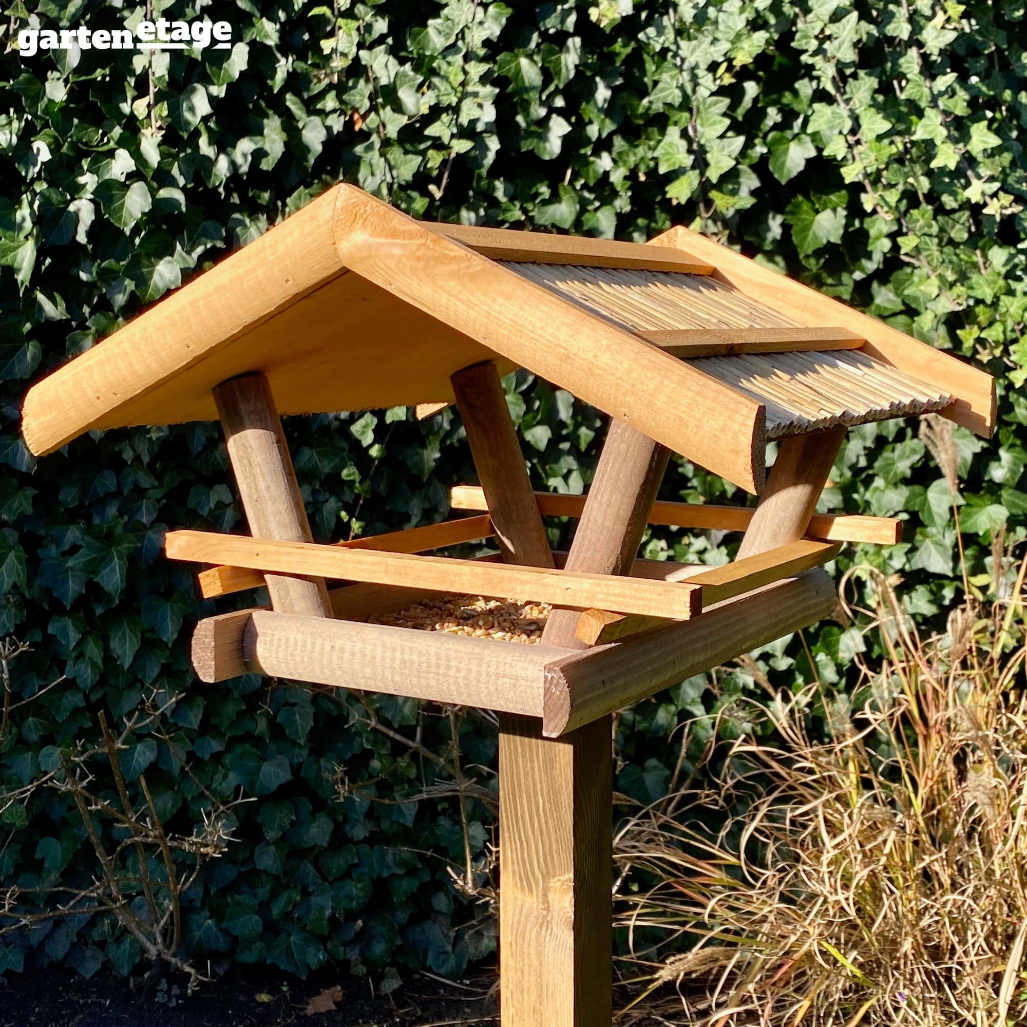 GARTENETAGE Vogelhaus mit Reetdach/Vogelfutterhaus aus Holz/Vogelhaus mit Ständer wetterfest/Vogelhäuschen für Balkon und Garten, handgefertigt/Futterhaus für Vögel