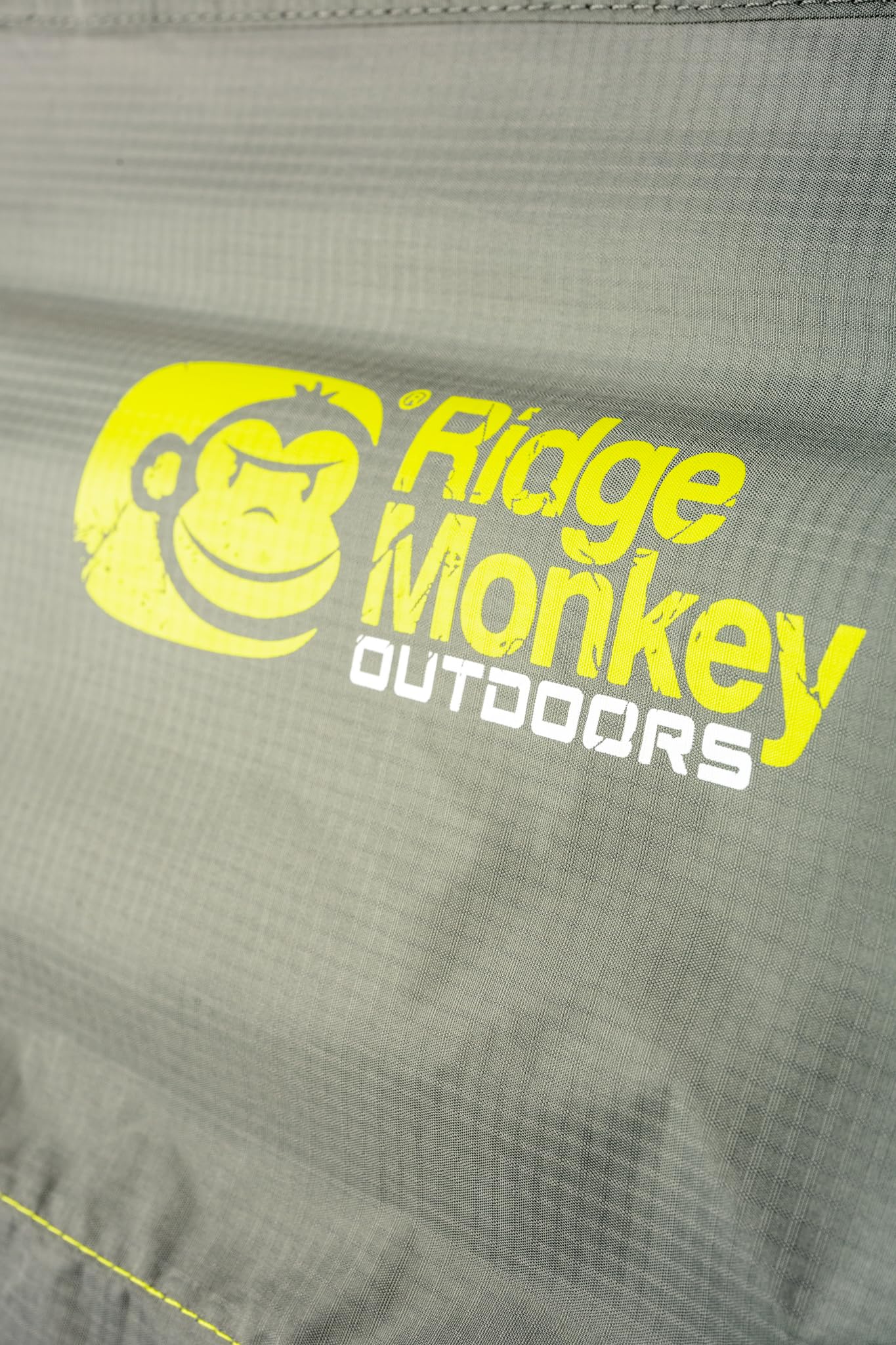 Ridgemonkey Outdoors Alta Chaise longue de camping – Chaise pliante légère à profil bas avec pieds réglables et pieds boueux – Capacité de 150 kg – Nylon 210D résistant à l'eau pour la plage et la