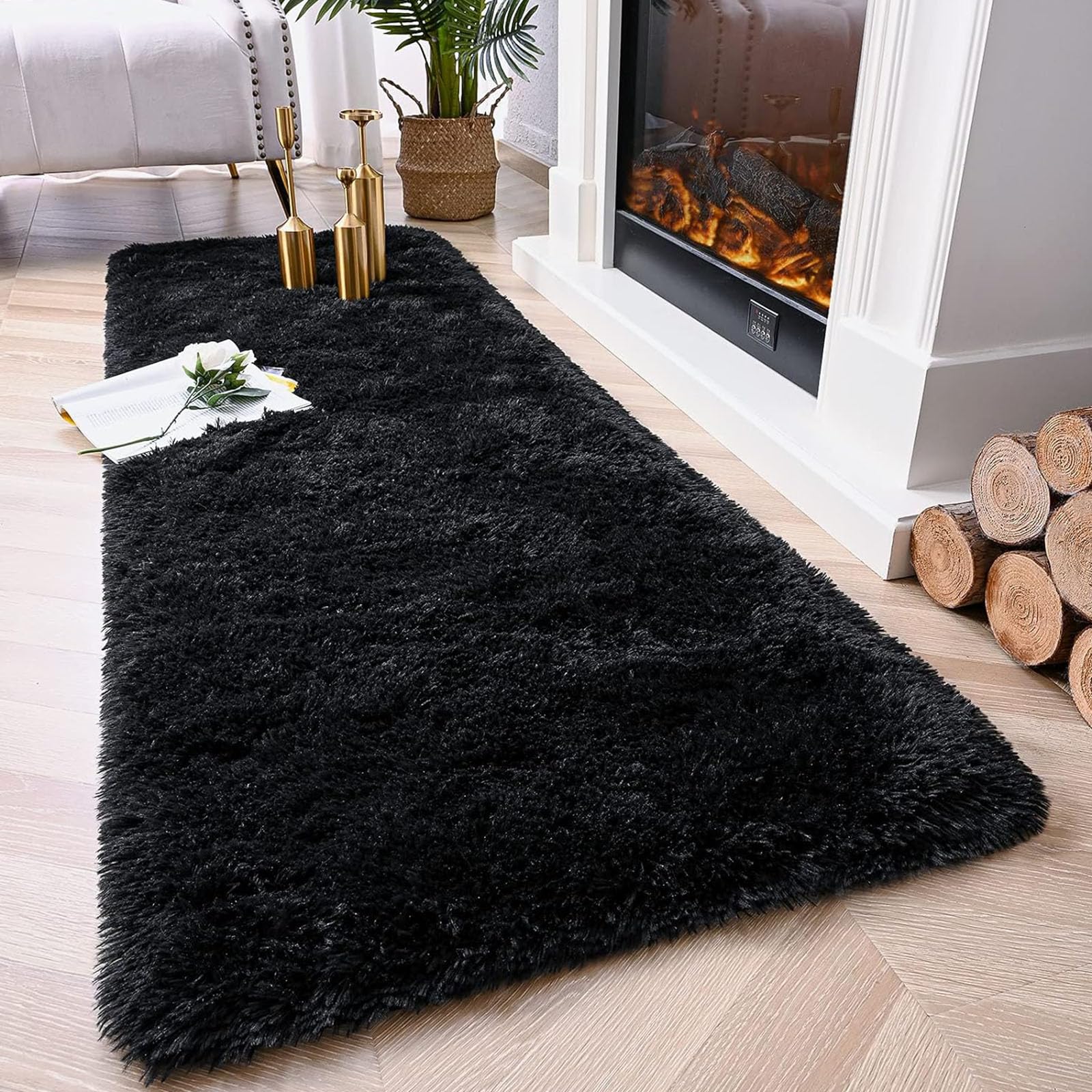 Tapis Shaggy anti-glisse noir pour sécuriser les sols lisses du salon moderne