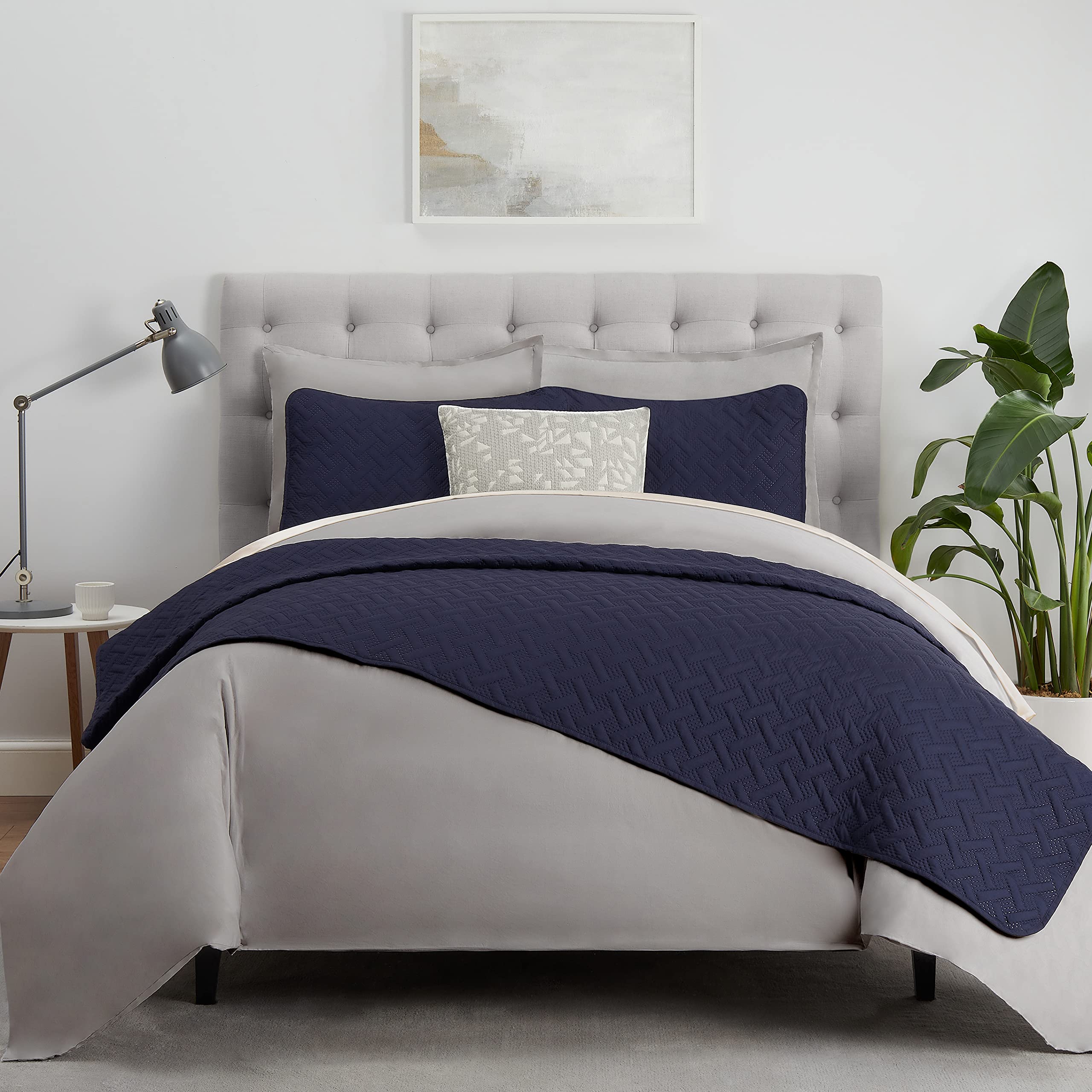 Serta ComfortSure Soft 3-Piece King/ Cal King Quilt Bedding Set, Includes Bedspread/Coverlet and Pillow Shams, Bedding for All Seasons, Machine Washable, Navy