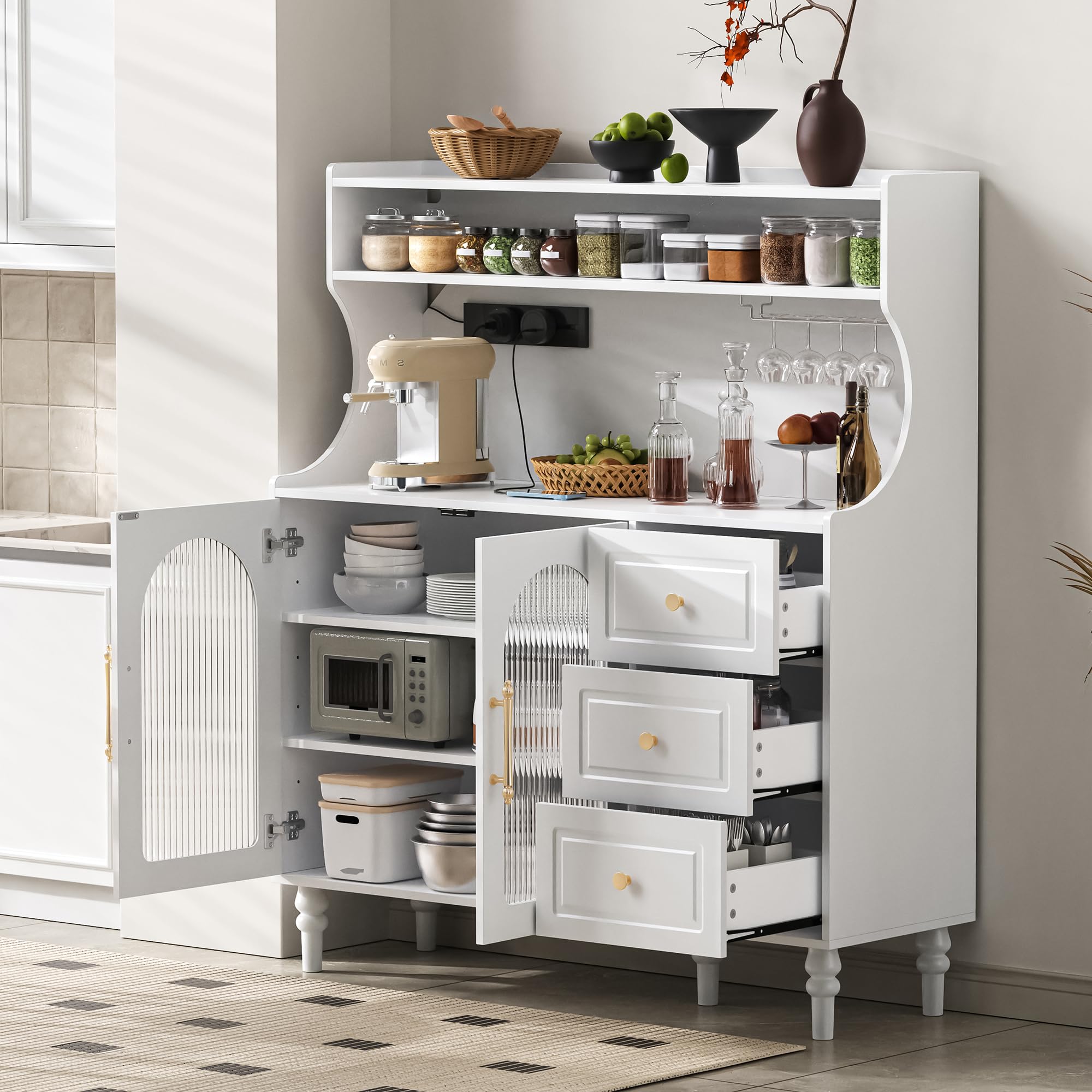 Küchenschrank Buffetschrank Höhe 138.5 cm mit Steckdosen und Stauraum, Hochschrank Sideboard mit Weinglashaltern, Barschrank Küchenschränke Highboard mit Schubladen, Küchenmöbel, Schrank Weiß