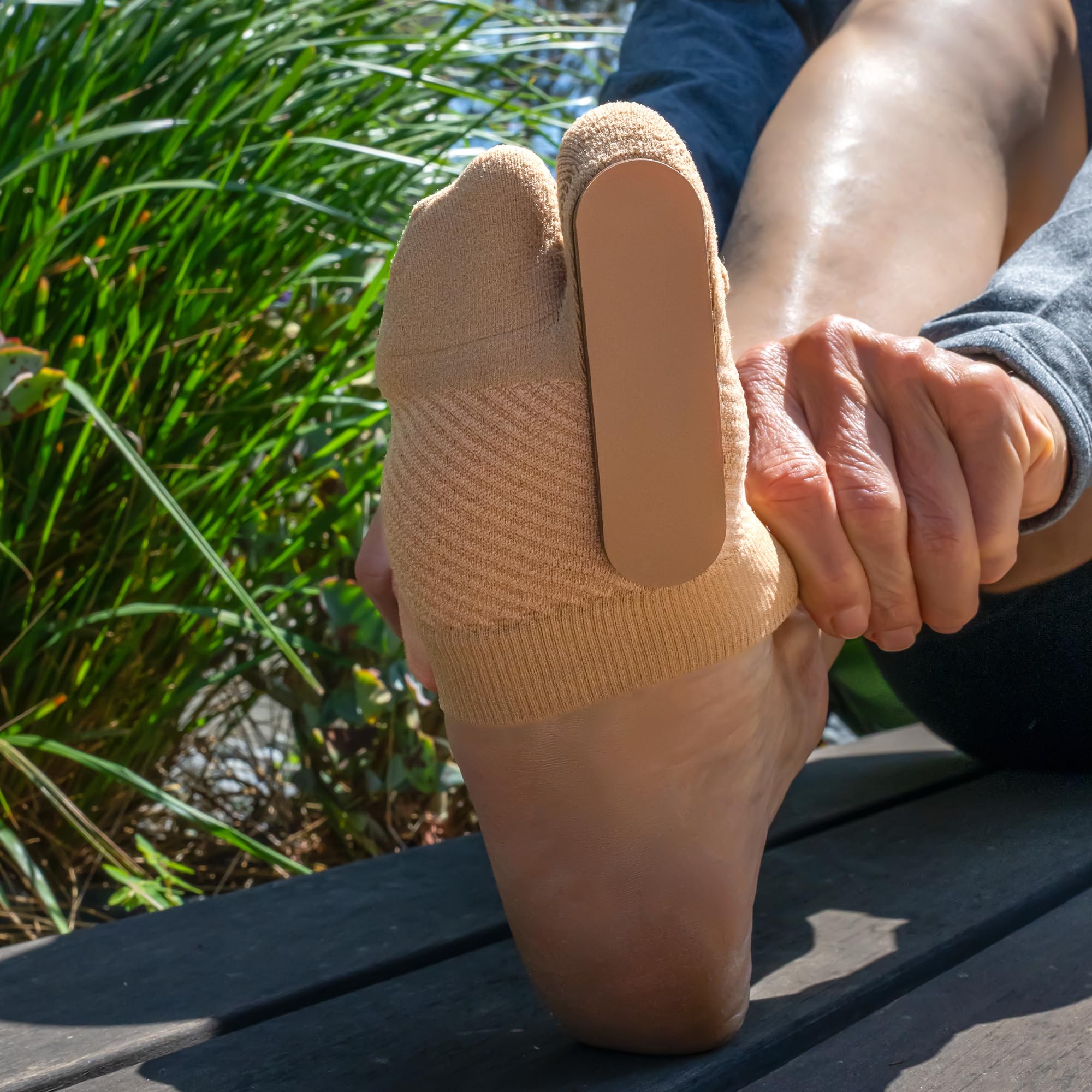 OrthoSleeve TT3 - Soporte para dedos de césped diseñado específicamente para tratar y prevenir la limitis hallux (dedo del pie) y aliviar el dolor de fracturas del dedo gordo (S/M, pie derecho).