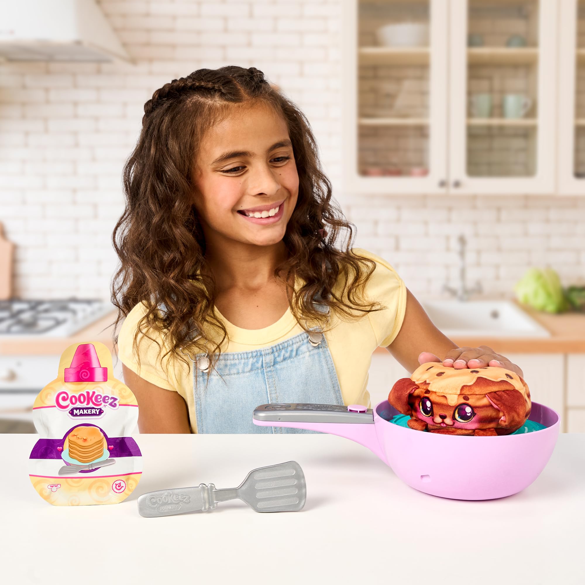 Cookeez Makery - Magiczna patelnia, interaktywna zabawka dla dzieci, składniki do stworzenia pluszowego zwierzaka naleśnik, słodki zapach, +5 lat, losowy model, słynny (CKE02000)